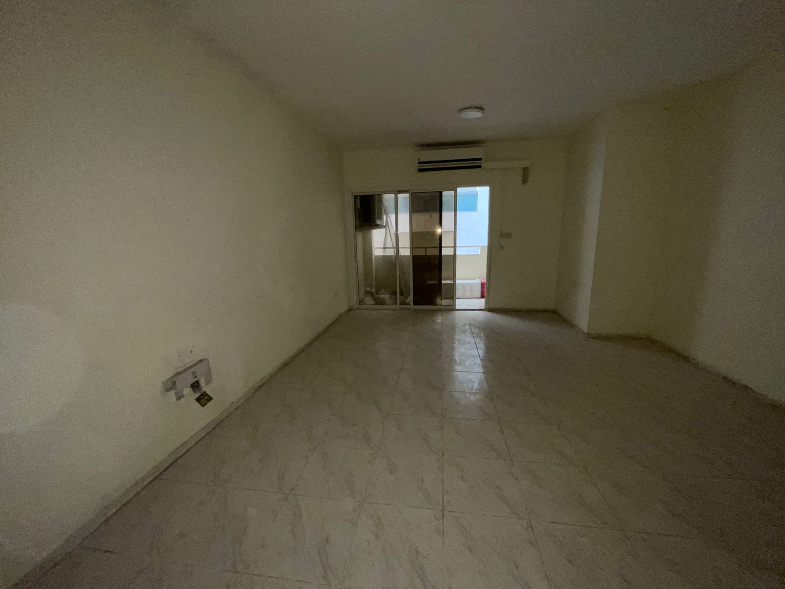 Apartment with a balcony, spacious areas, beautiful finishes, and an open front view, available with flexible payment options and a security cheque on
