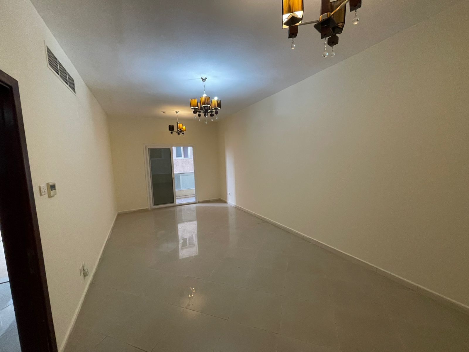 Free parking, gym, pool & very spacious with superb finishes and full sea views from all rooms. Prime location near Dubai and services.