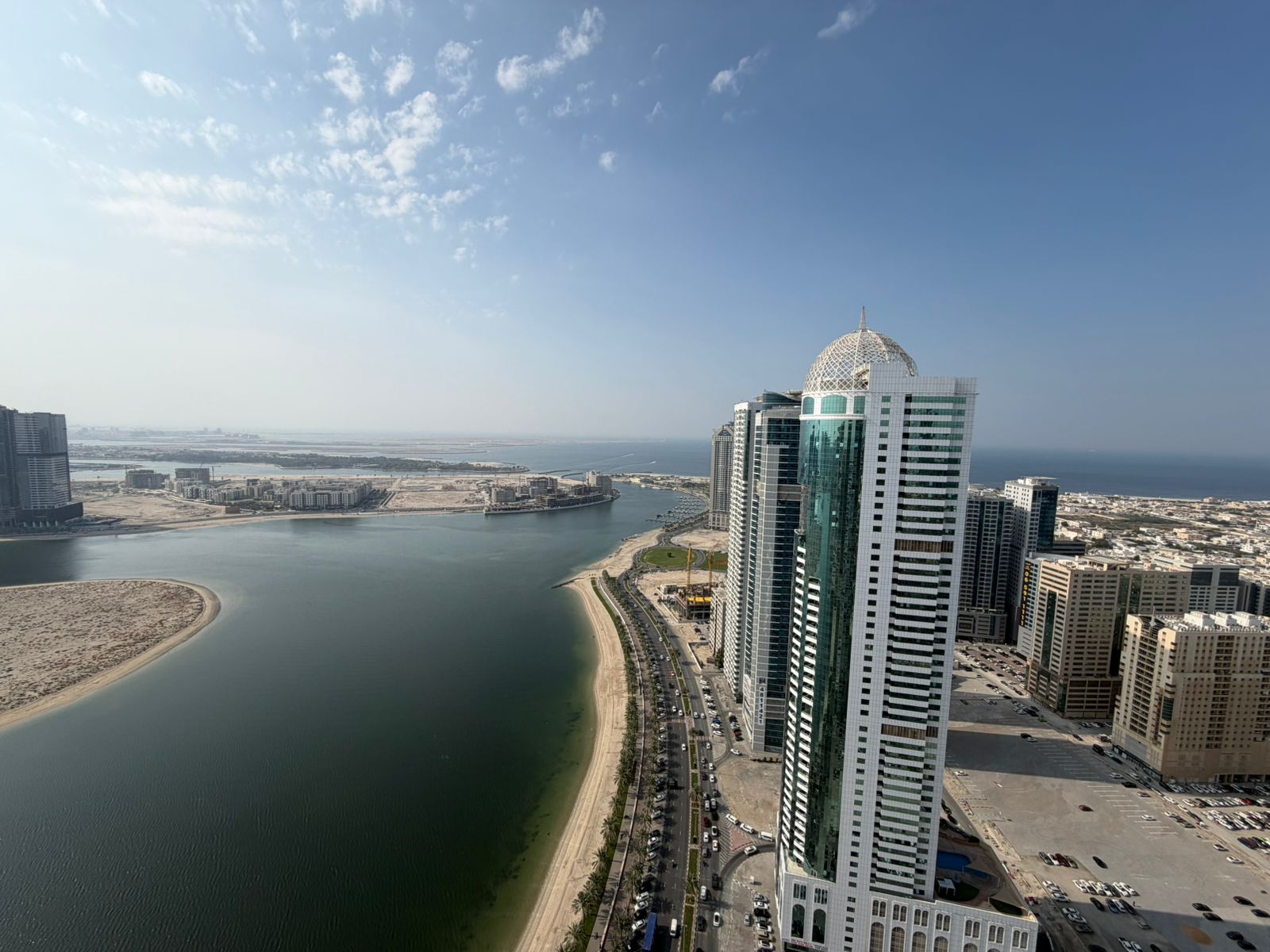 Free parking + panoramic sea view with balcony, maid’s room, master rooms with built-in wardrobes.