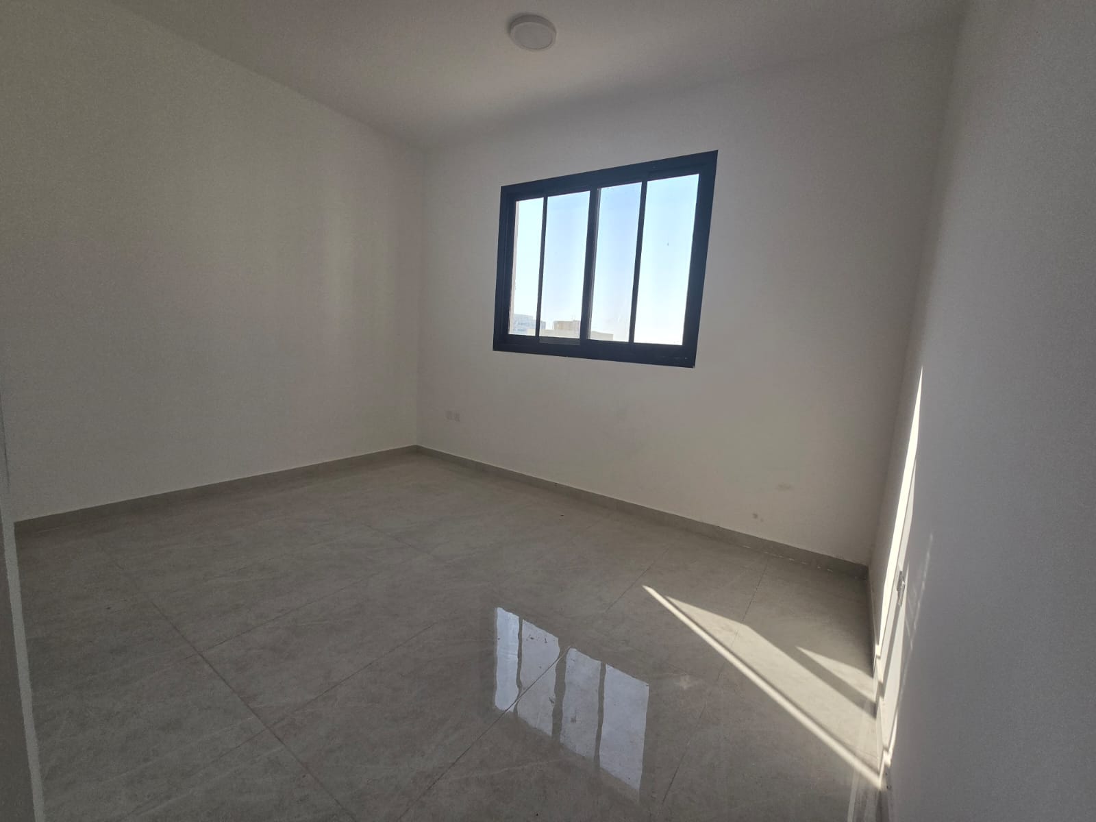 Luxury 2 Bedroom + Living Room Apartment for Annual Rent in Al Hamidiya, Ajman – Spacious family apartment with maid room, panoramic windows, and eleg