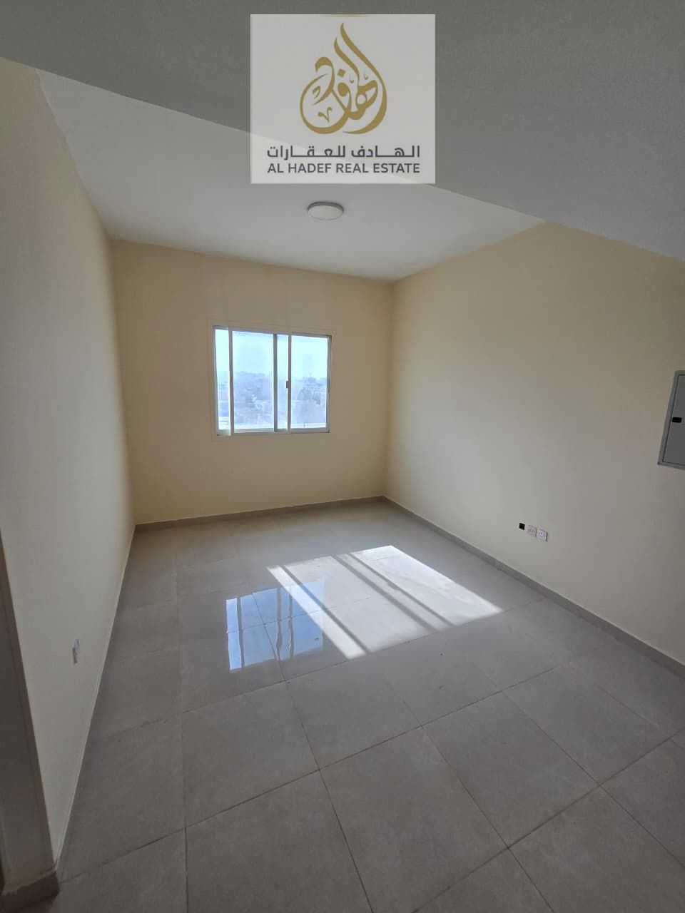 Second-Hand 1 Bedroom Hall Apartment with 2 Bathrooms, Master Bedroom, Open View, Spacious Layout, Prime Location, and Central Air Conditioning.