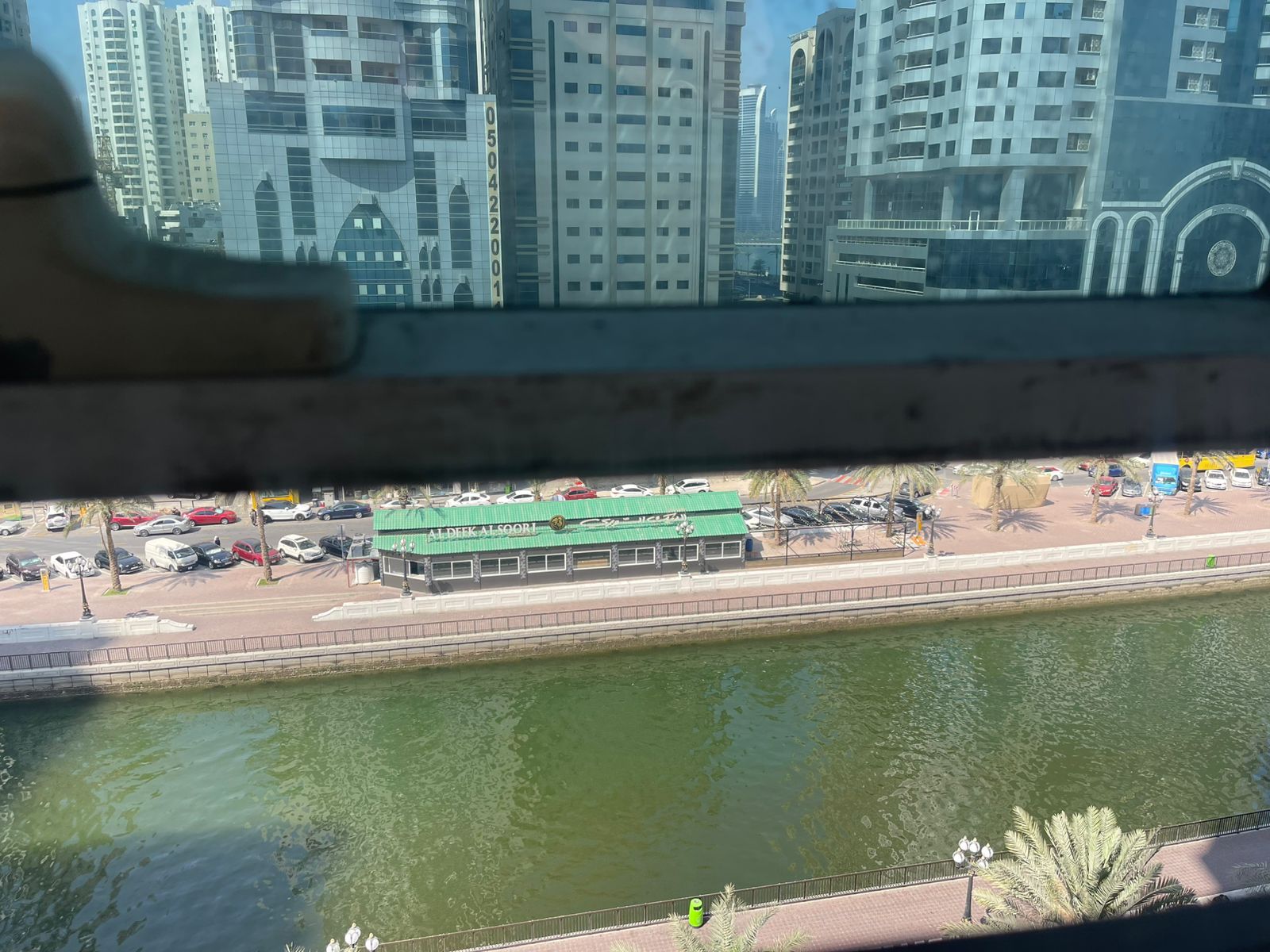 Free parking, gym, and swimming pool. Balcony with a sea view overlooking Al Qasba. Well-distributed layout between rooms. Central air conditioning