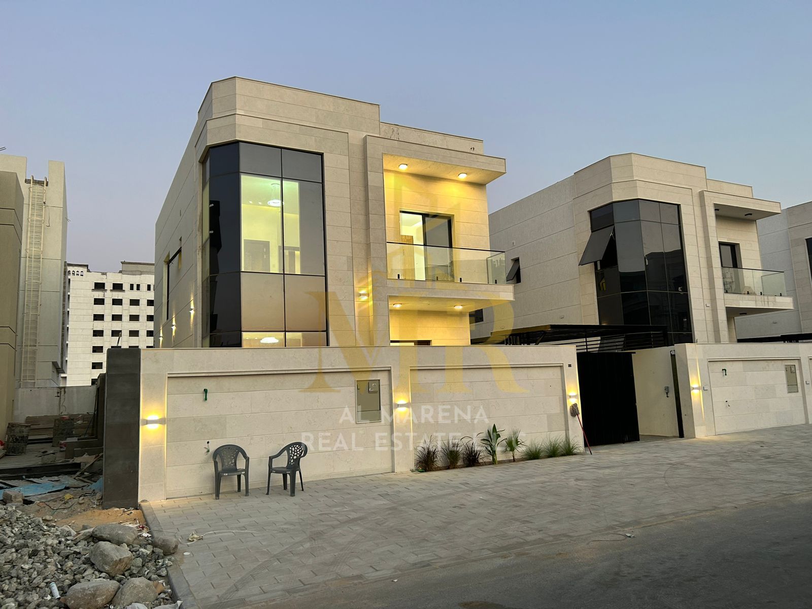 Villa à vendre dans un emplacement privilégié, face aux commerces et à la route Sheikh Mohammed Bin Zayed.