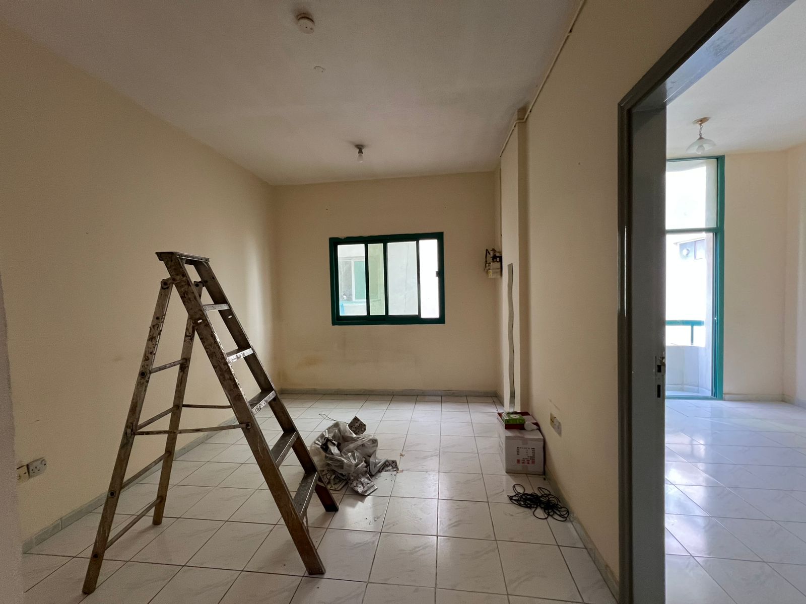 1BR apartment in Al Butina with central AC, balcony with open view, bathroom with excellent finish, good kitchen, central gas. Rent AED 25,000.