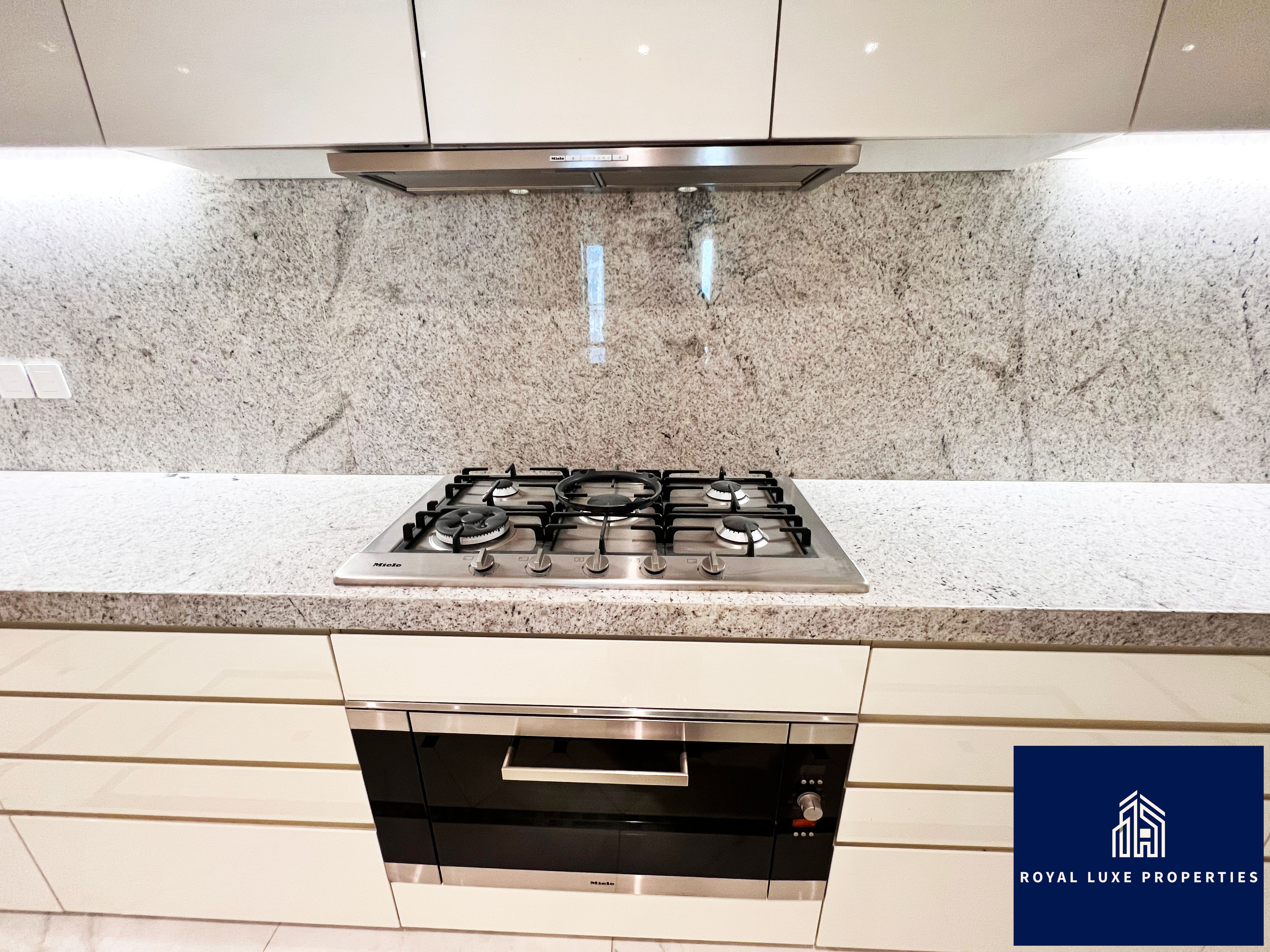 Best price I Luxury Living I 2 Carparks