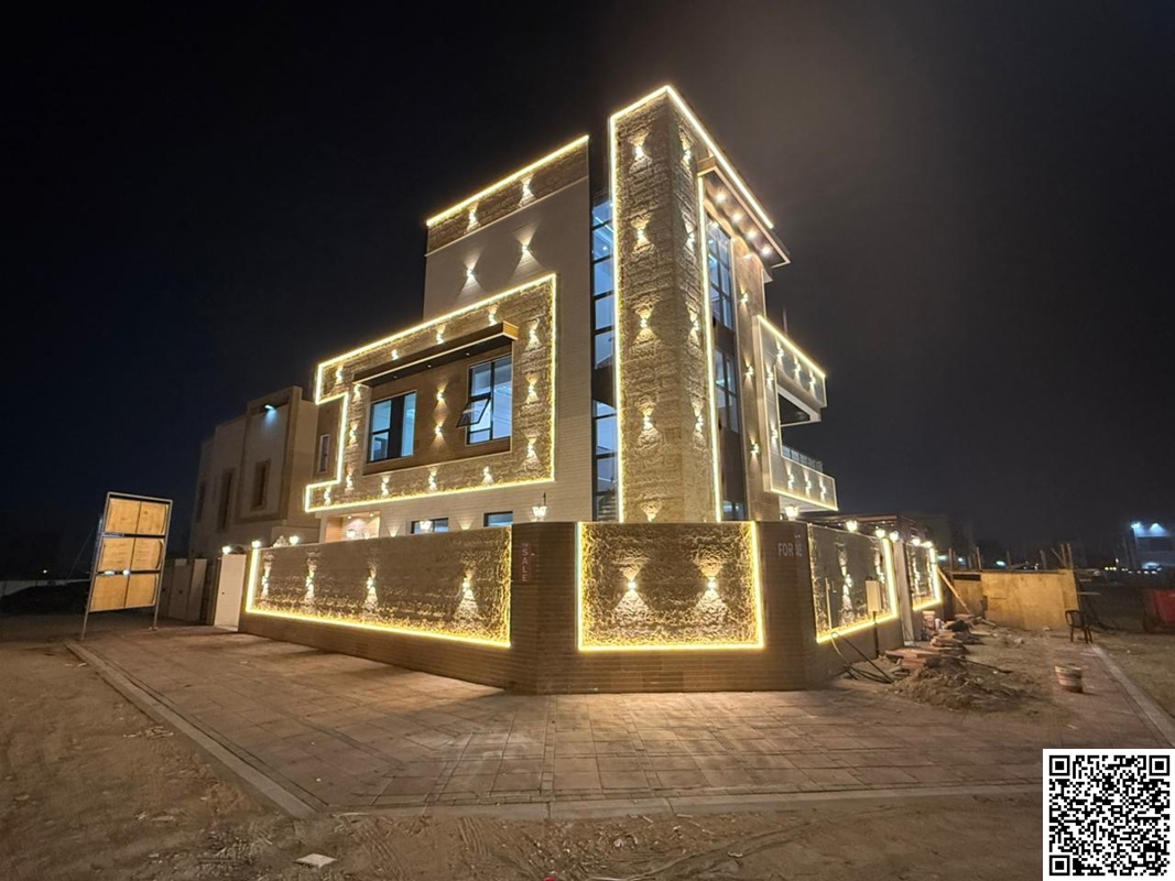 For sale: Super deluxe villa, two floors and a rooftop with a swimming pool. Price includes electricity and water.