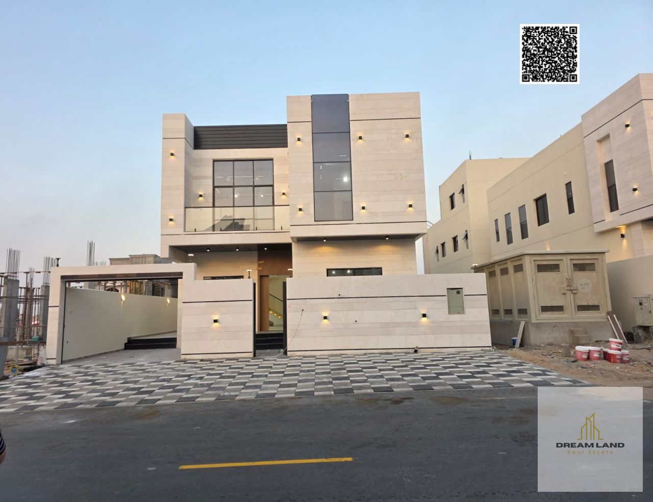 A wonderful villa, including registration fees, consisting of 5 master bedrooms with built-in wardrobes and two reception halls, now for sale in an up