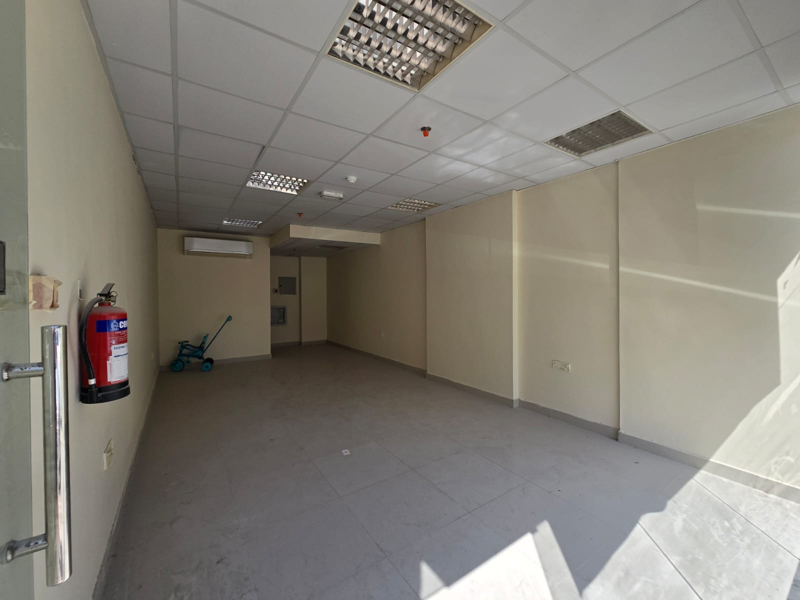 Spacious commercial space with bathroom and air conditioning near Ladies Park – Al Rashidiya, Ajman