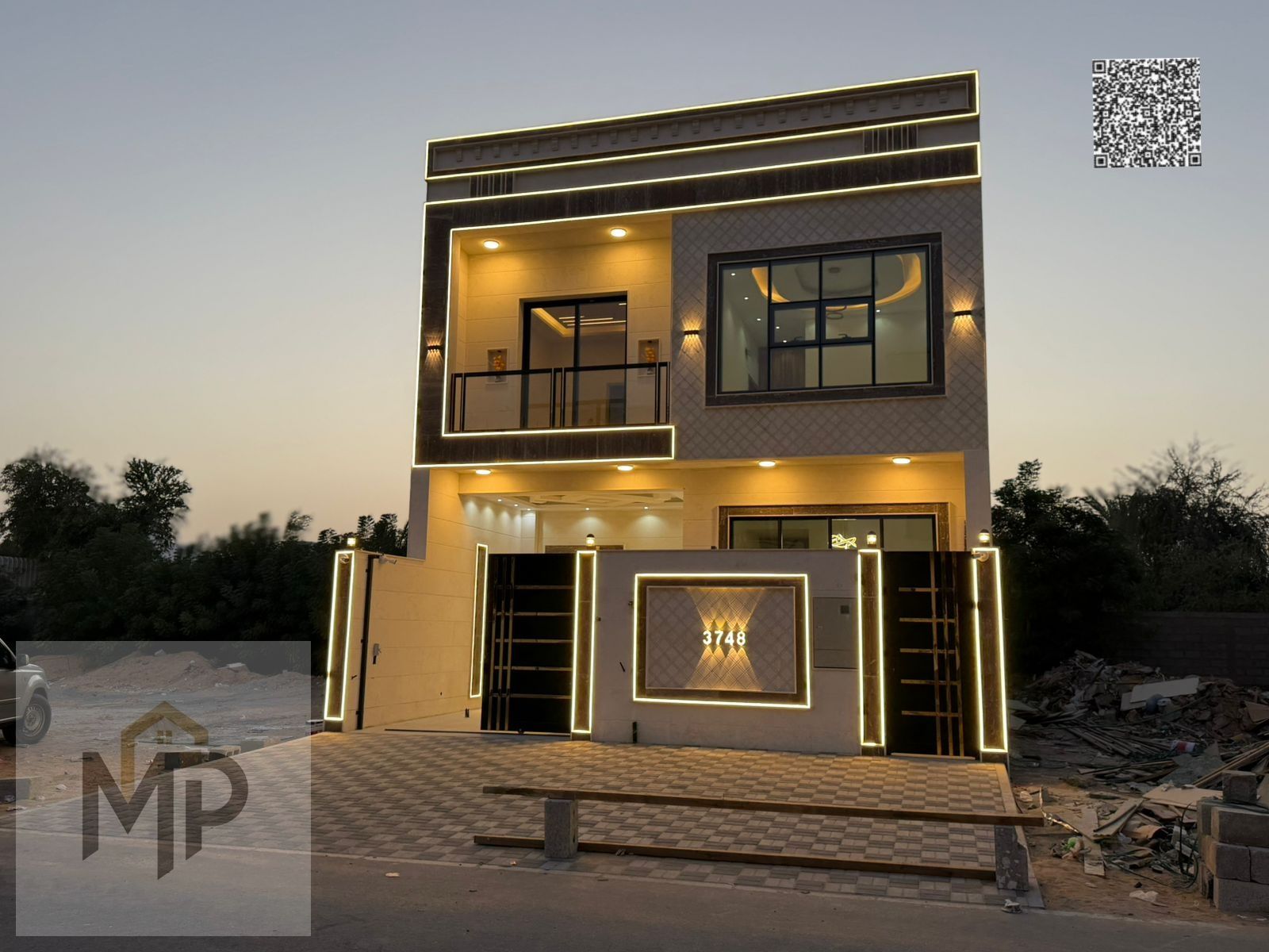 Townhouse for sale in Al-Haliu, 5 master bedrooms, modern design, spacious areas, yard, and fully equipped kitchen, ready to move in.