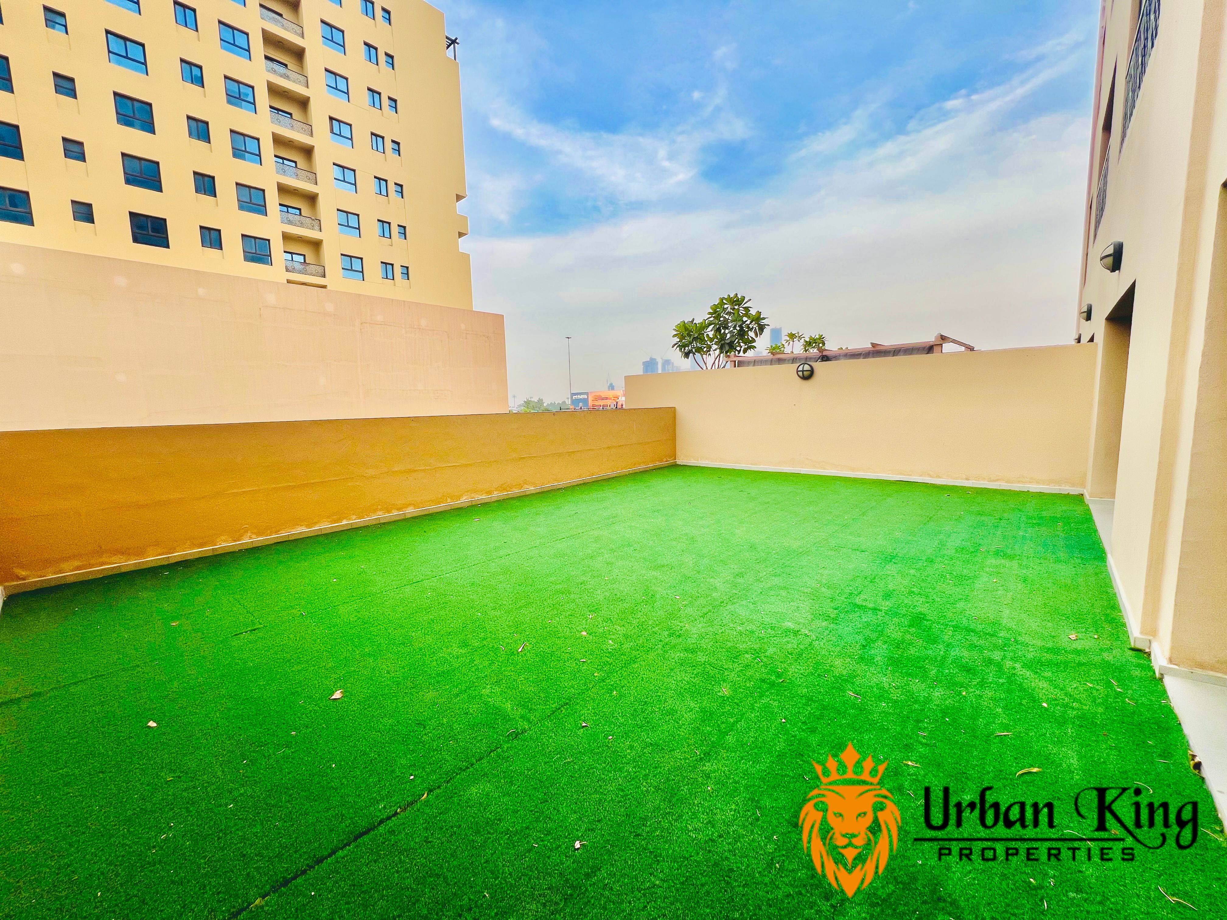PRIVATE TERRACE / SEMI FURNISHED / READY TO MOVE