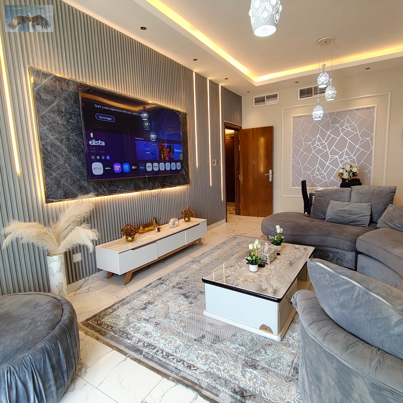 A golden and unique opportunity for monthly rent: a 3-bedroom apartment with a living room, in a prime location and with a stunning view.