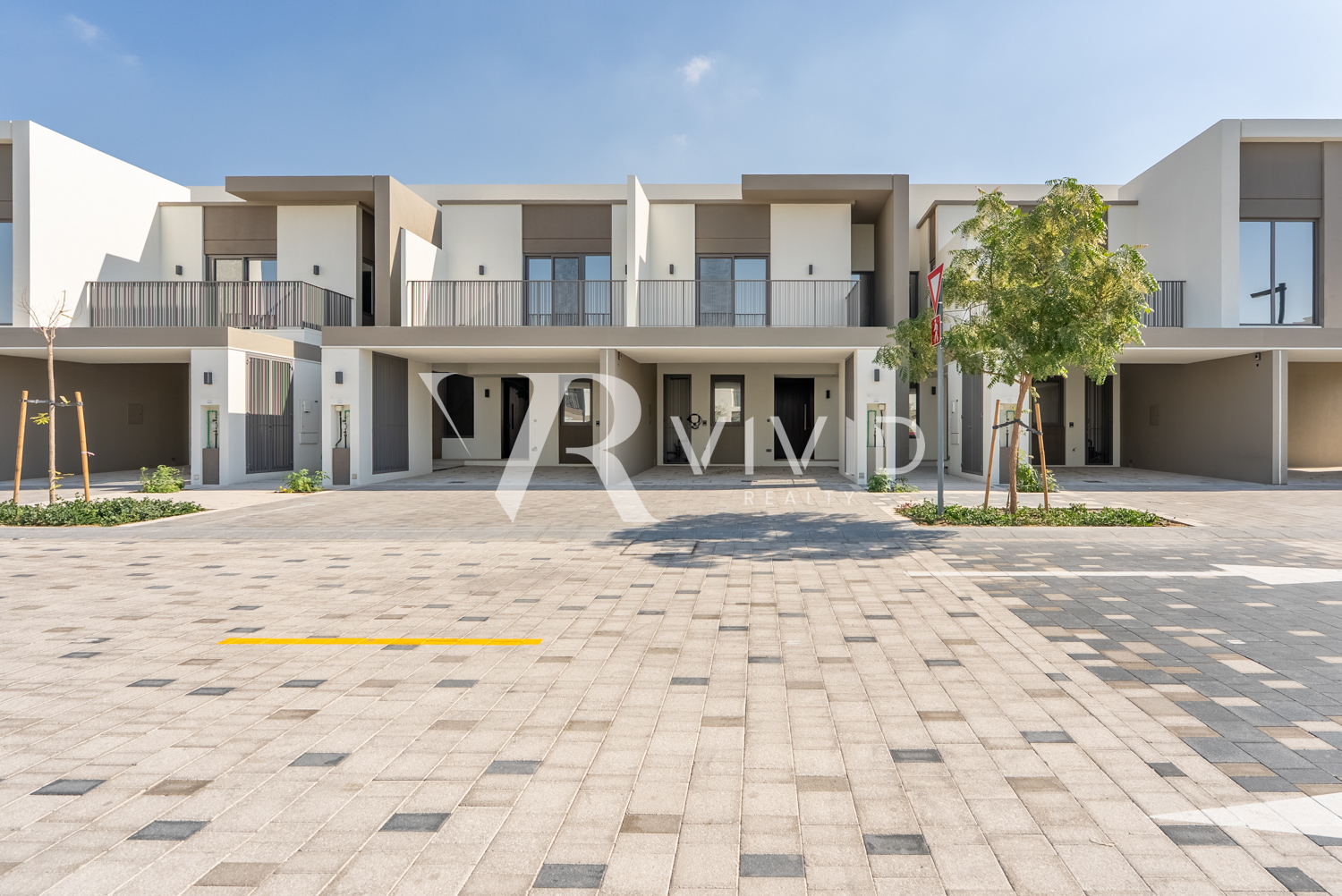 Single Row | Views of City | Near Pool and Park