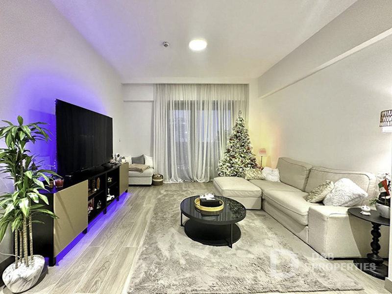 Spacious Mid Floor Unit | Bright | Prime Location