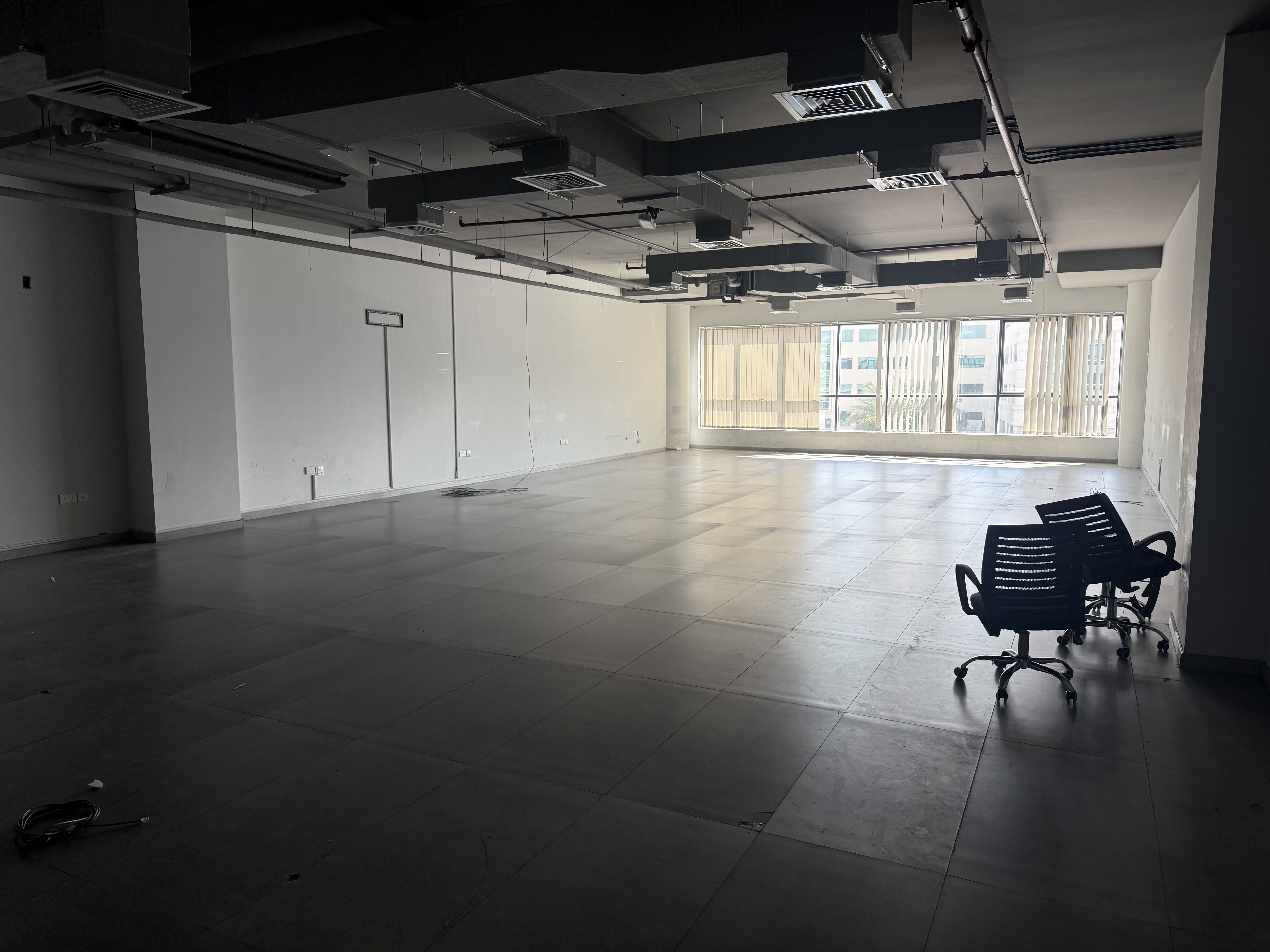 SEMI FITED OFFICE CLOSE TO METRO STATION CHILLER. FREE. 2055/SQFT. RENT 349350/AED IN. 4 PAYMENTS.