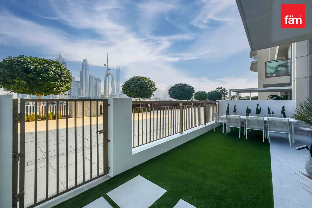Upgraded Townhouse | Beach Access | Vacant