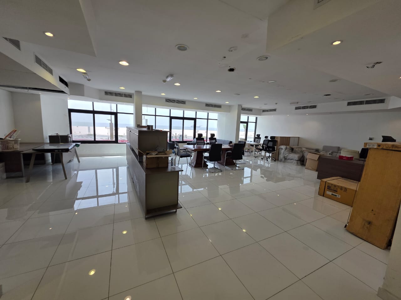 Commercial office for annual rent on the Corniche