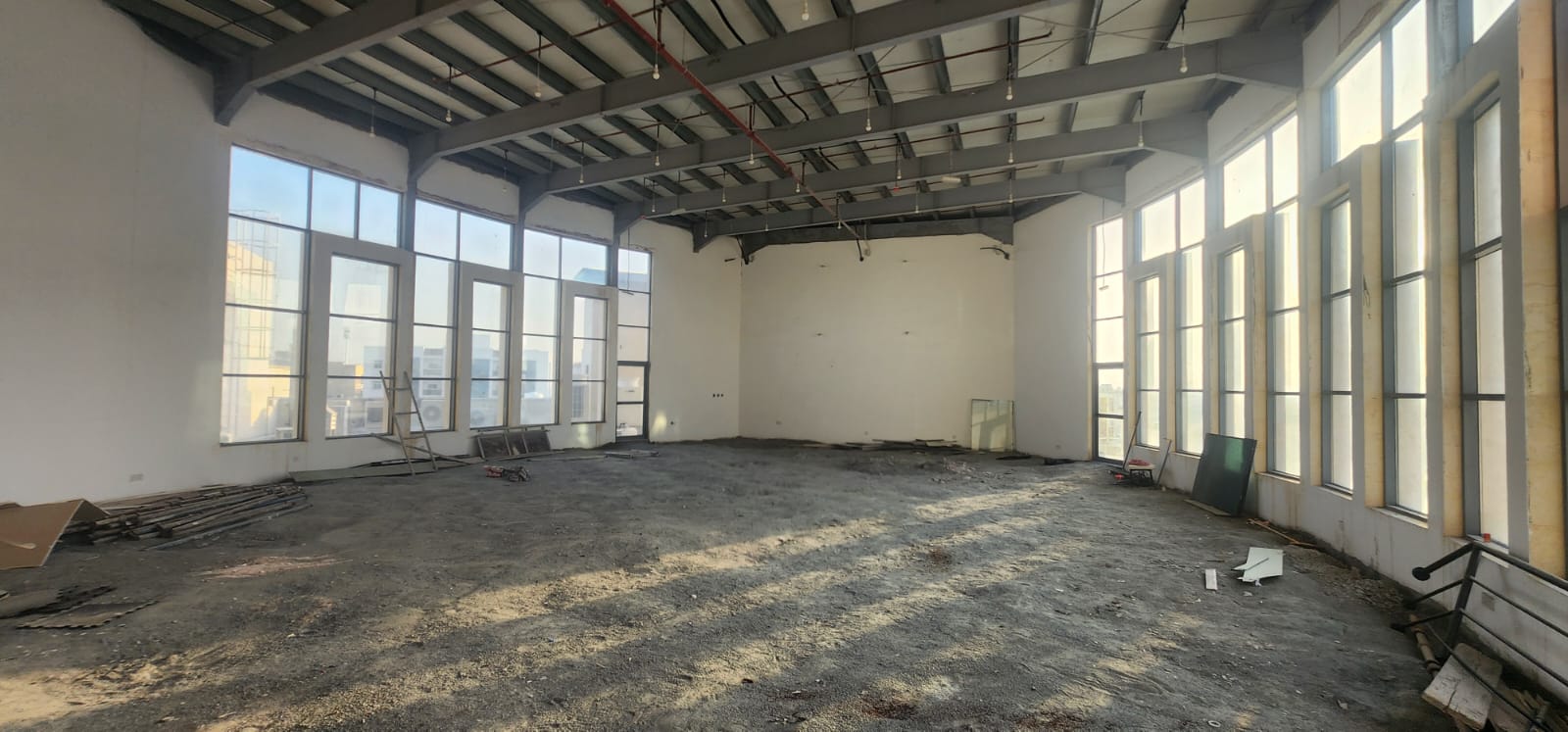 Large commercial space of 2600 sq ft