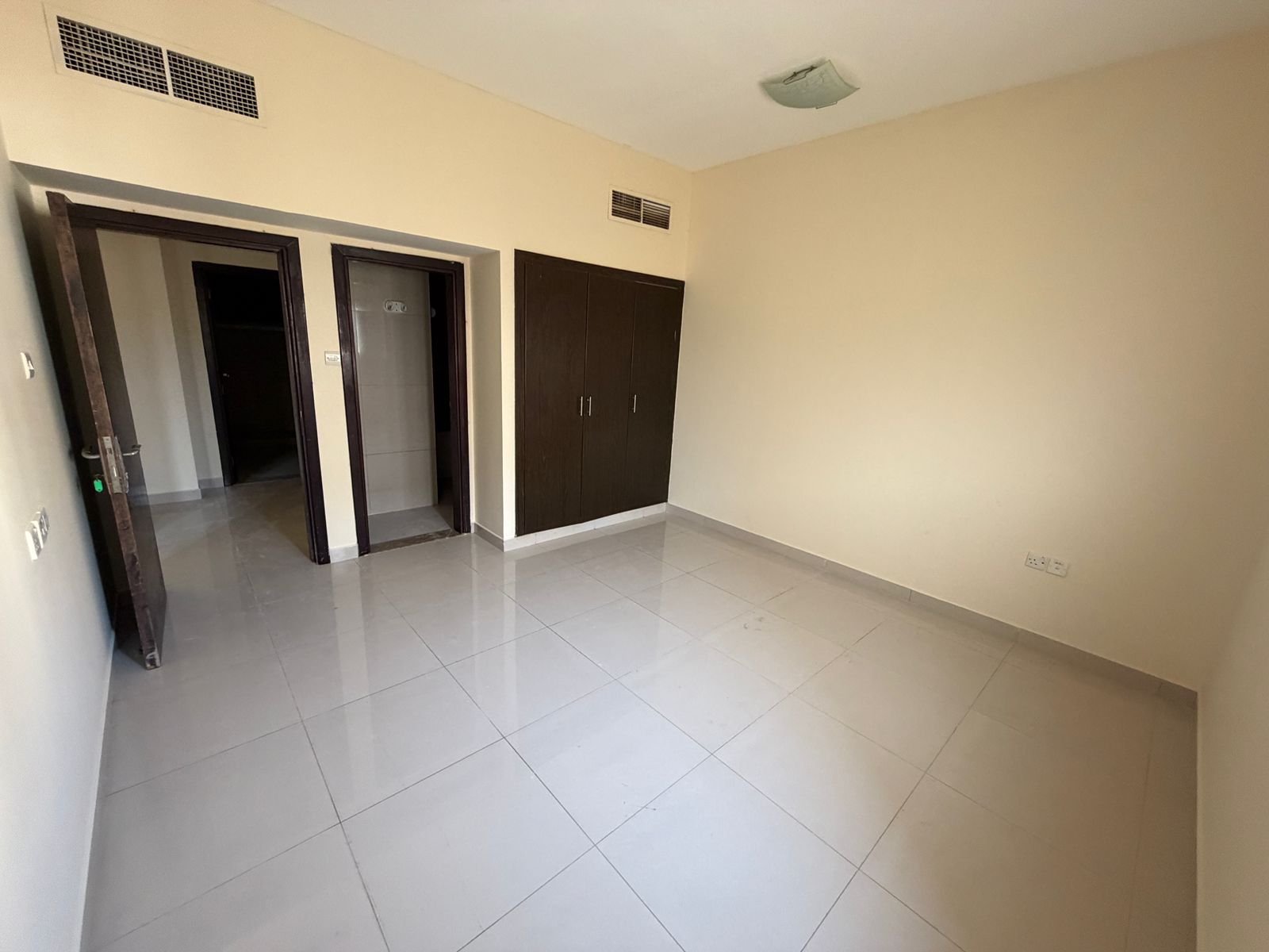 Excellent price, suitable for everyone, with free maintenance. Prime location, super deluxe finishing, family building.