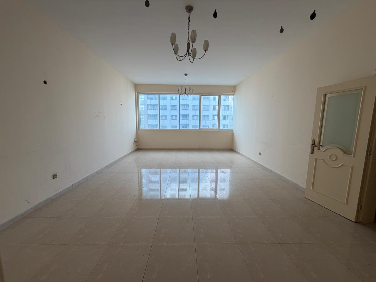 Free air conditioning, a lively location close to all services, with **flexible payment options**, an ideal choice for comfortable living.