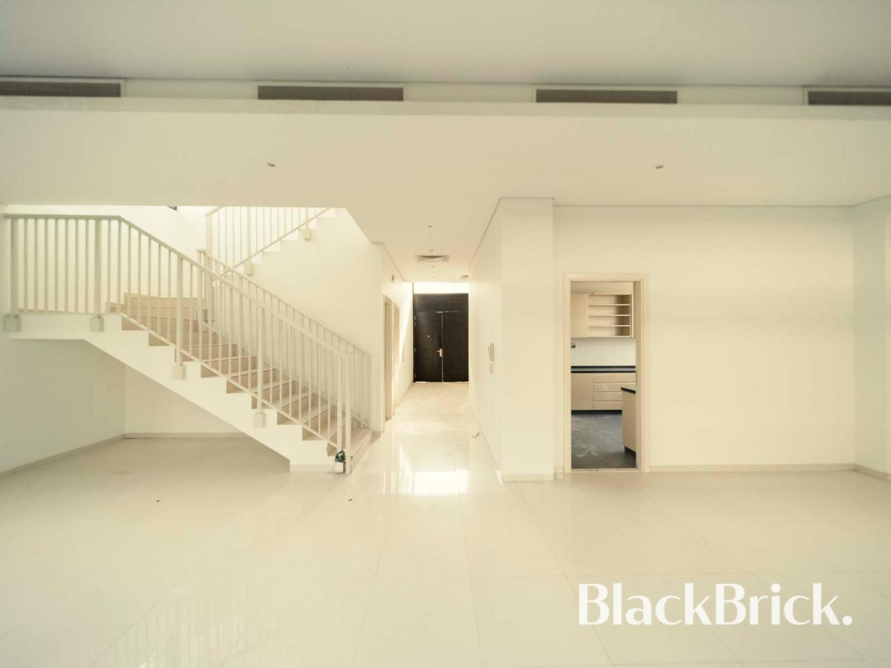 Family Home in Silver Springs | Spacious Villa