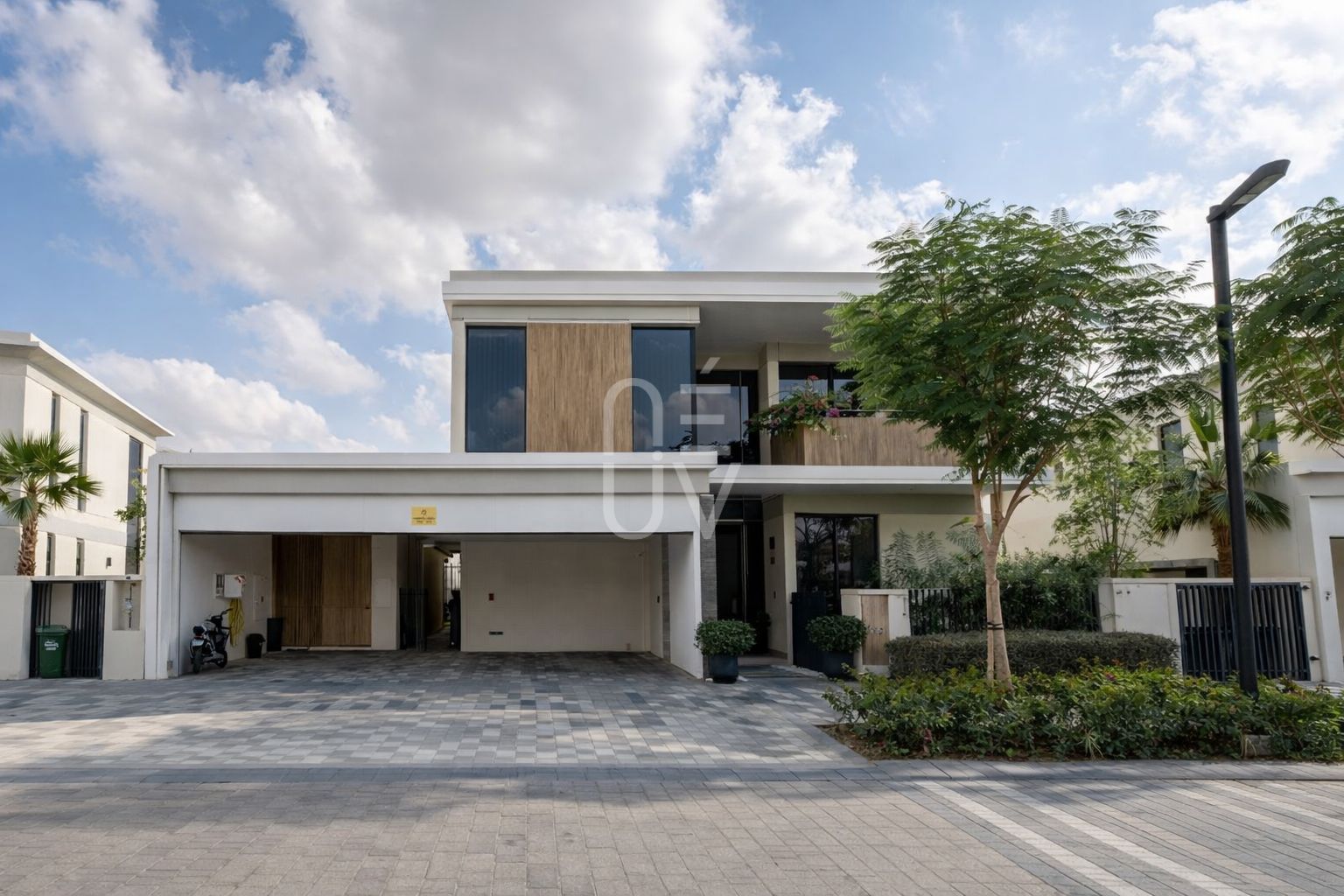 Luxury 5BR | Close to Amenities | Fully Furnished