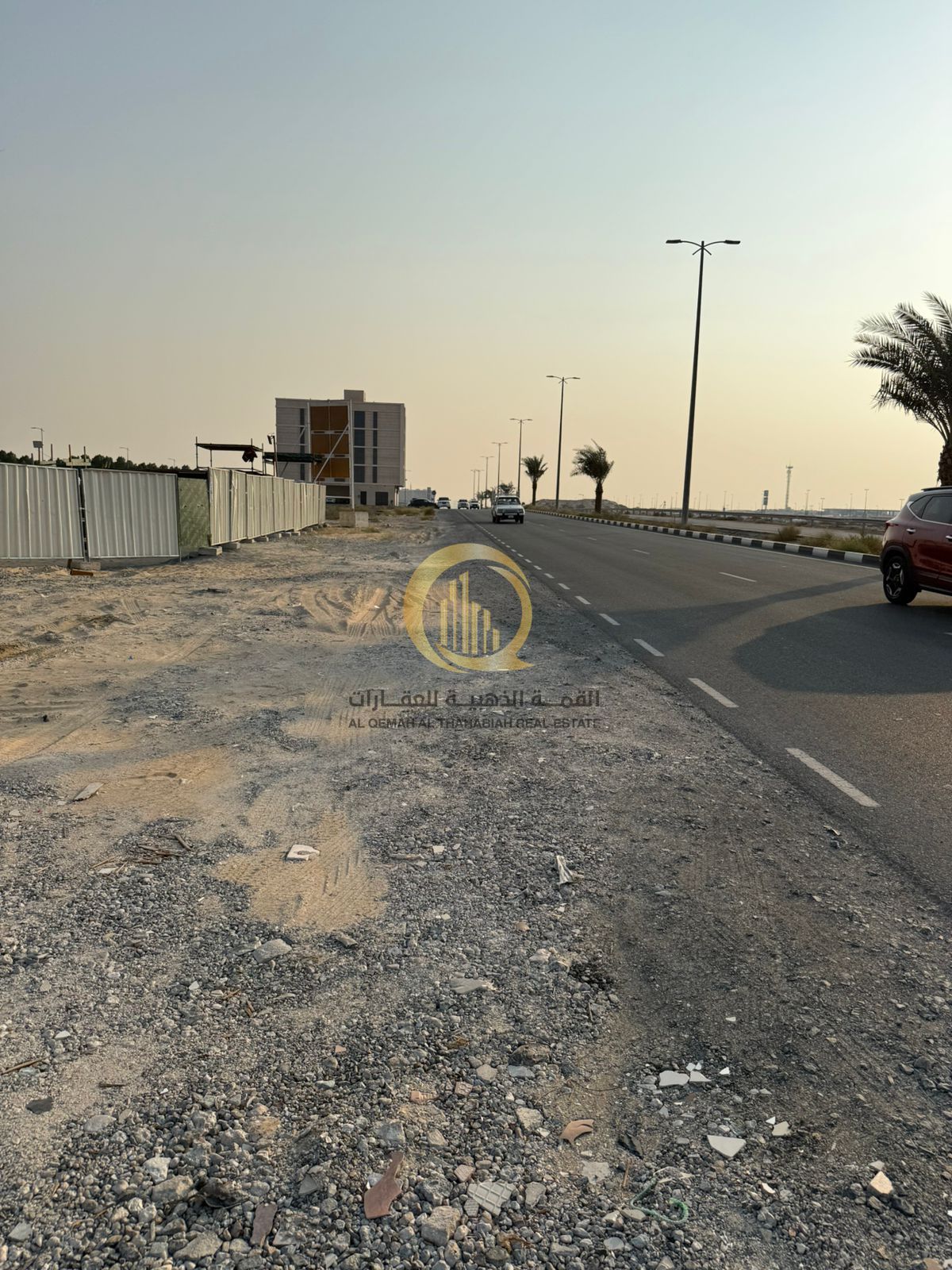 Residential and commercial land in the Tilal City area in an excellent location. Corner plot on 3 streets. Area: 6,400 square feet. With a permit for