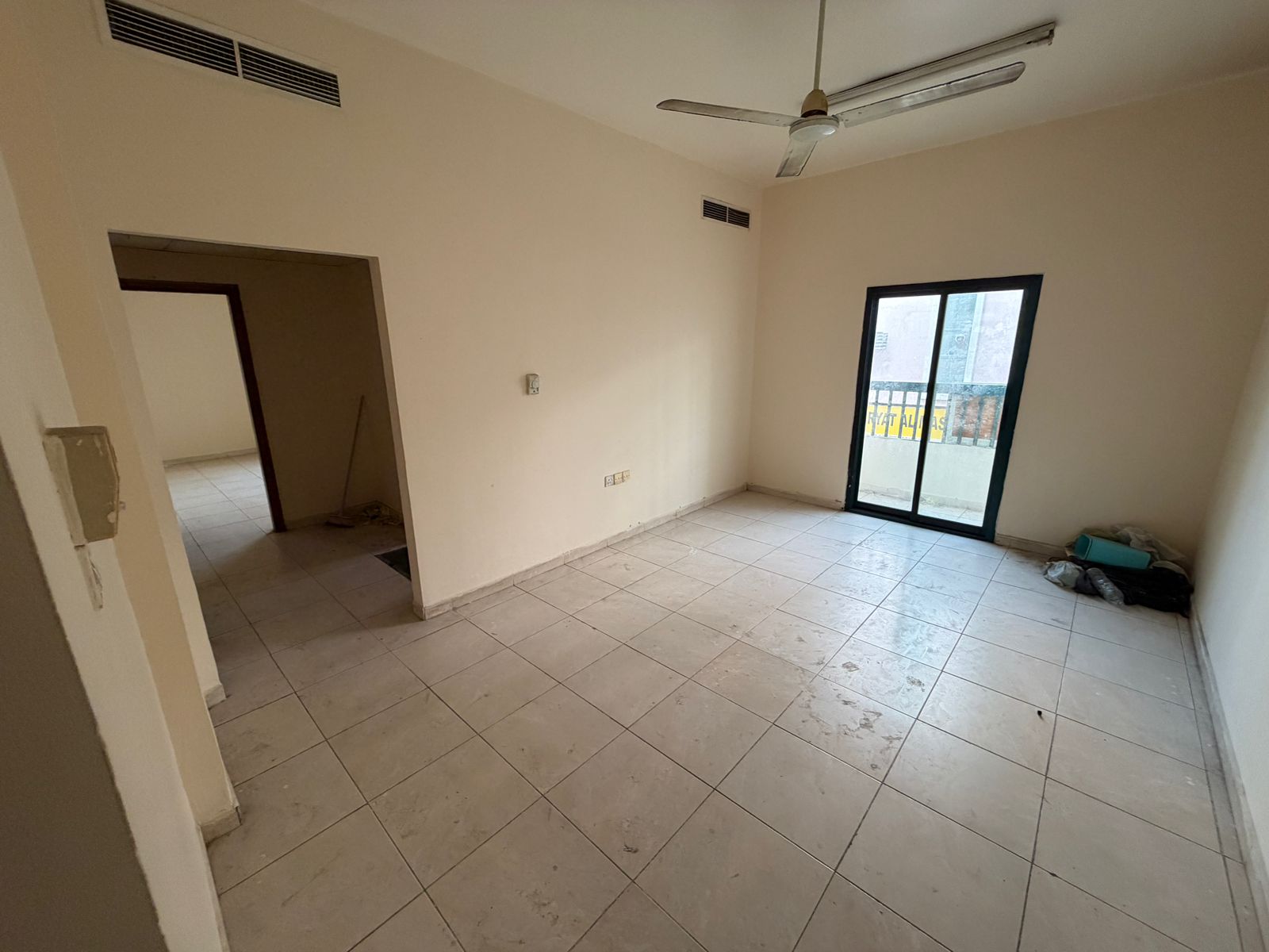 Two bedrooms and a living room at the lowest prices, excellent location very close to the sea, with free maintenance from the owner, large spaces.