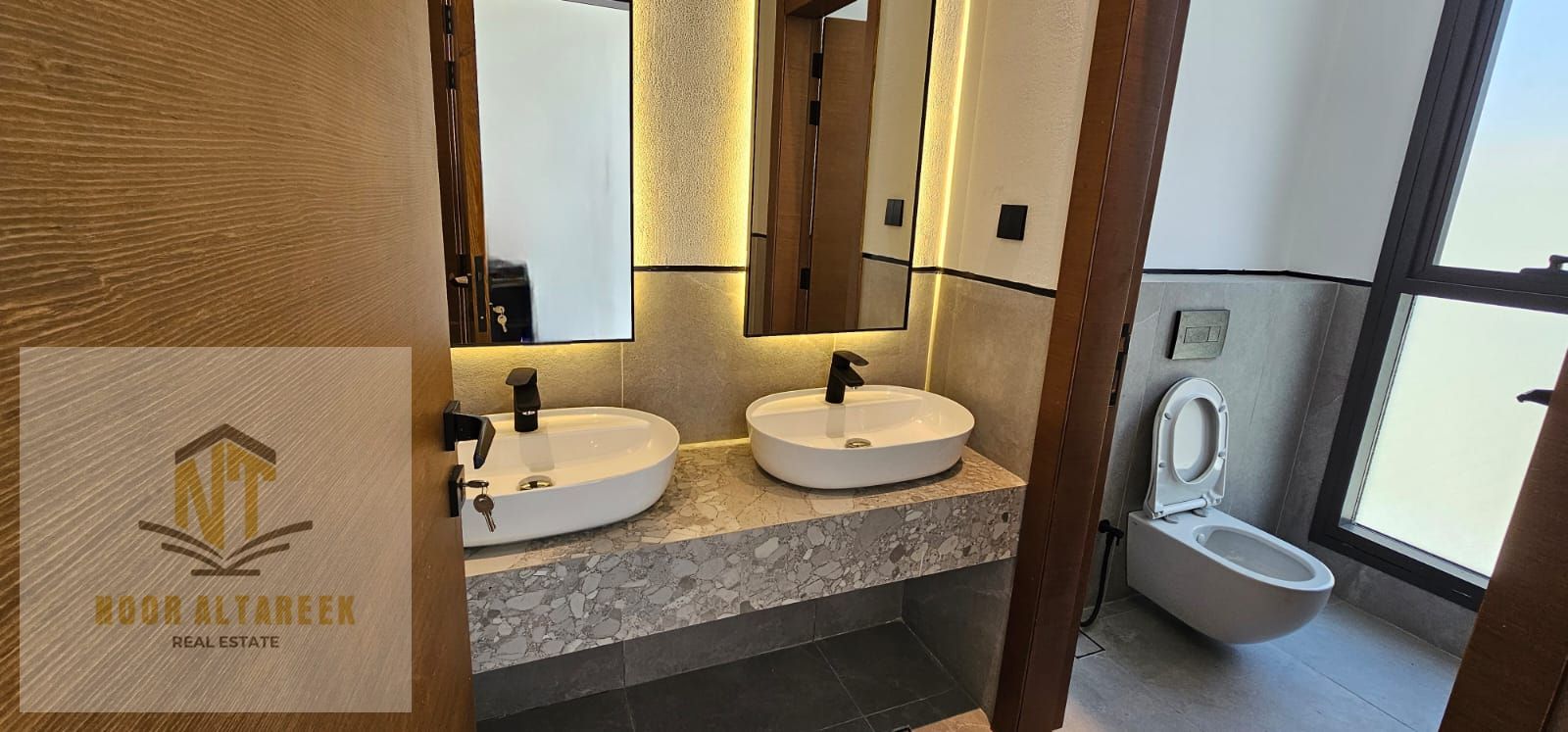Luxury Villa for Sale in Al Hooshi – A Quiet and Prime Location Ideal for Families A fantastic opportunity to own a distinctive villa with a modern d