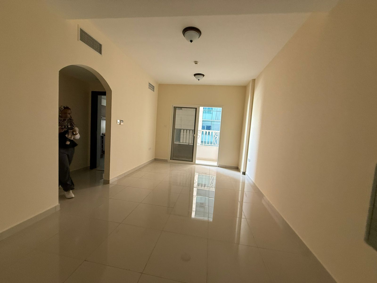 Free parking and a balcony with an open front view, beautiful finishes, and spacious areas. Flexible payment options available. Located in a vibrant