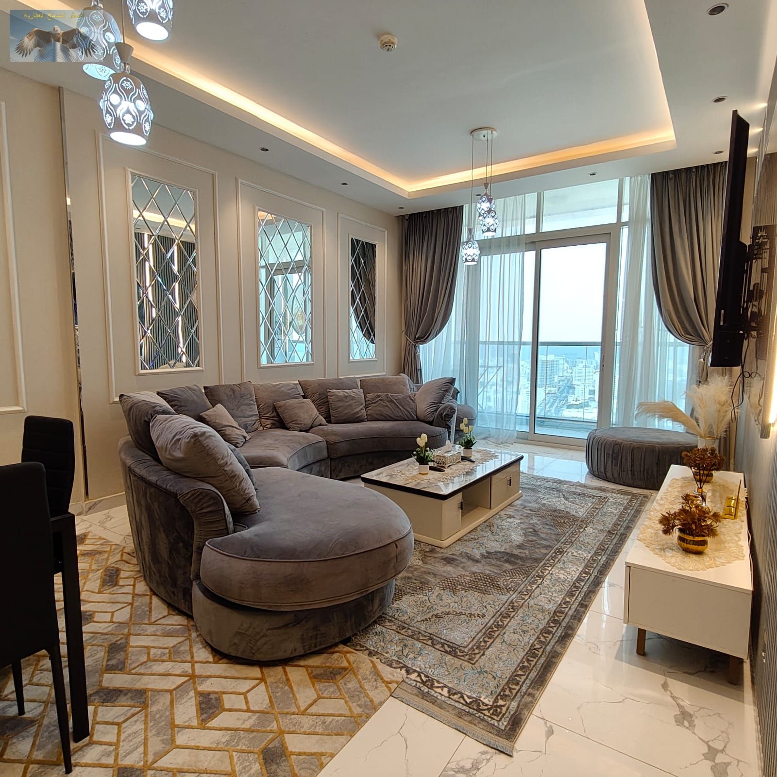 – Luxury furnished apartment with sea view – Fully equipped gym, swimming pool, private parking – Fully equipped kitchen and central air conditioning