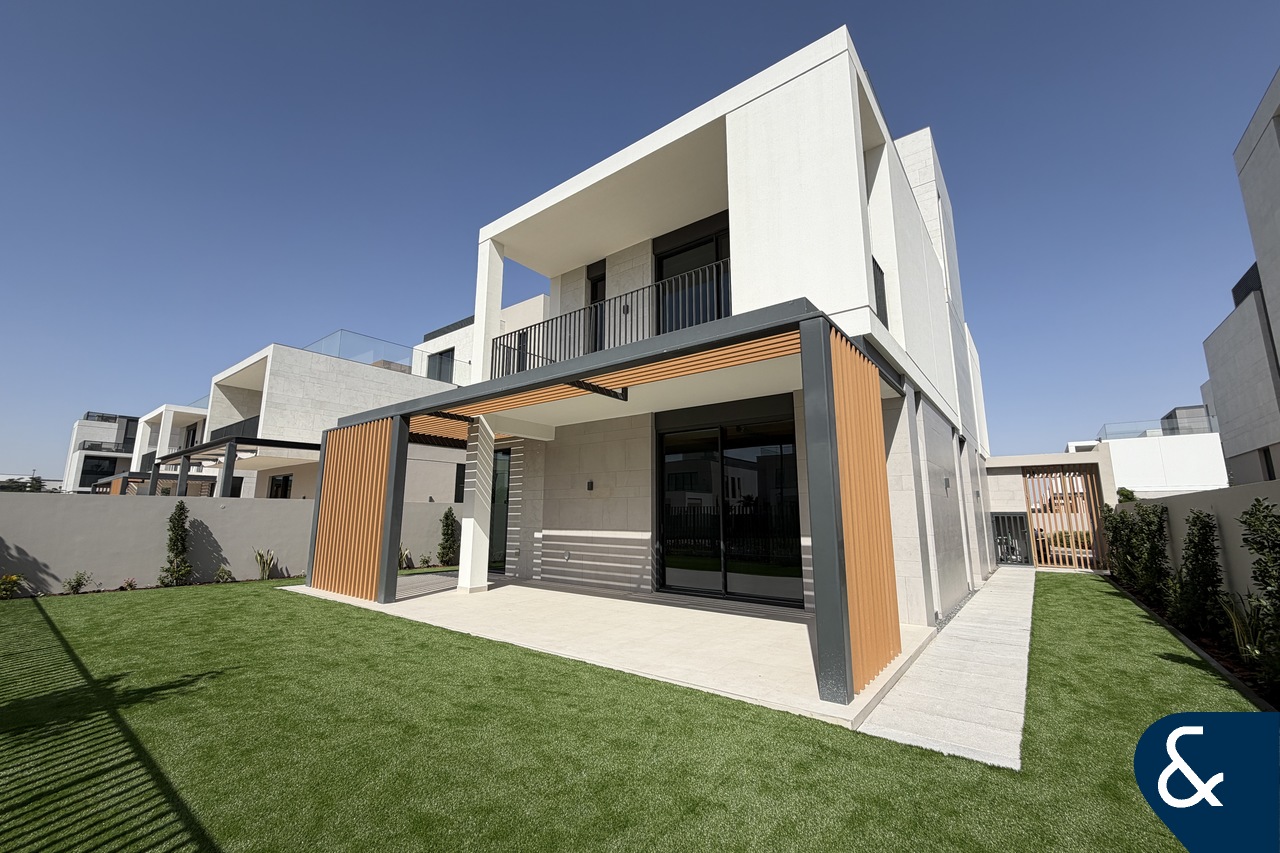 Park Backing | Brand New | Best Location