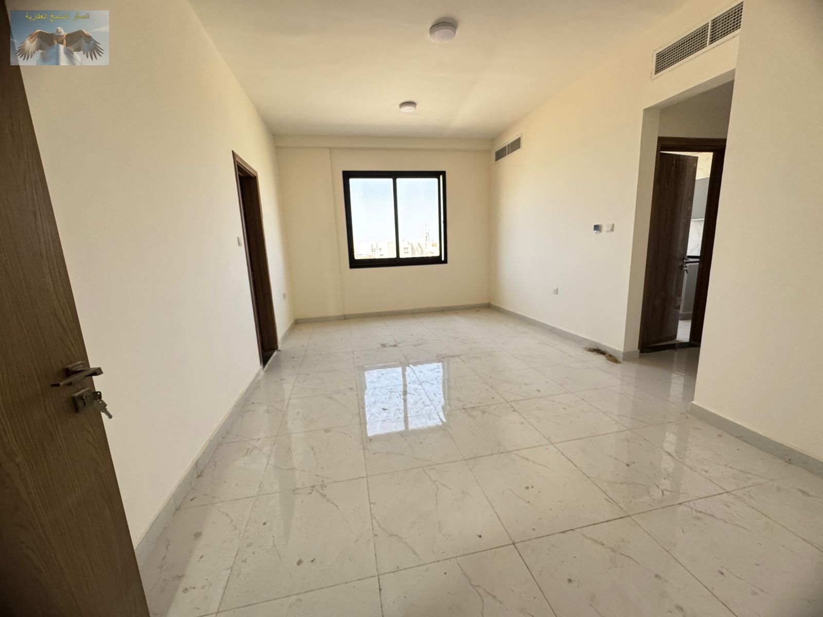 Two-bedroom apartment with living room, first tenant, ready for immediate move-in, one month free, easy access to public transport and main roads.