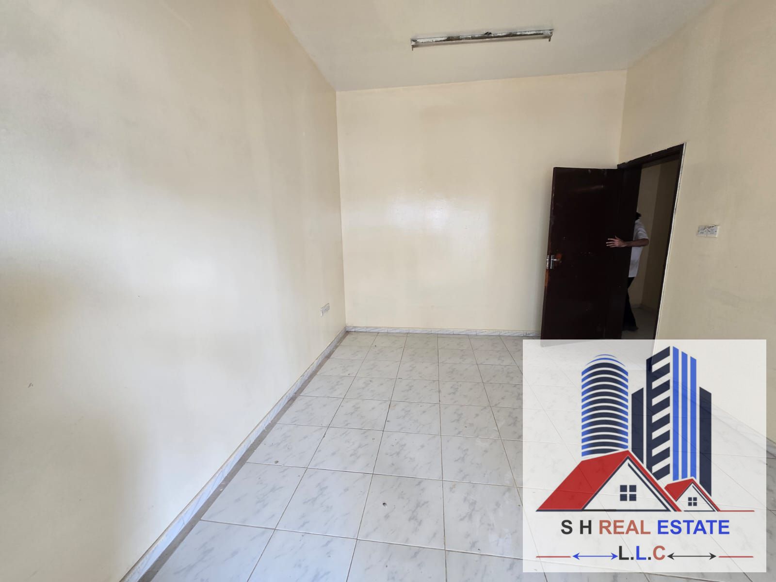 Limited Offer Luxurious 2Bhk Apartment Near To Family Park With Balcony Close Hall Only 32K