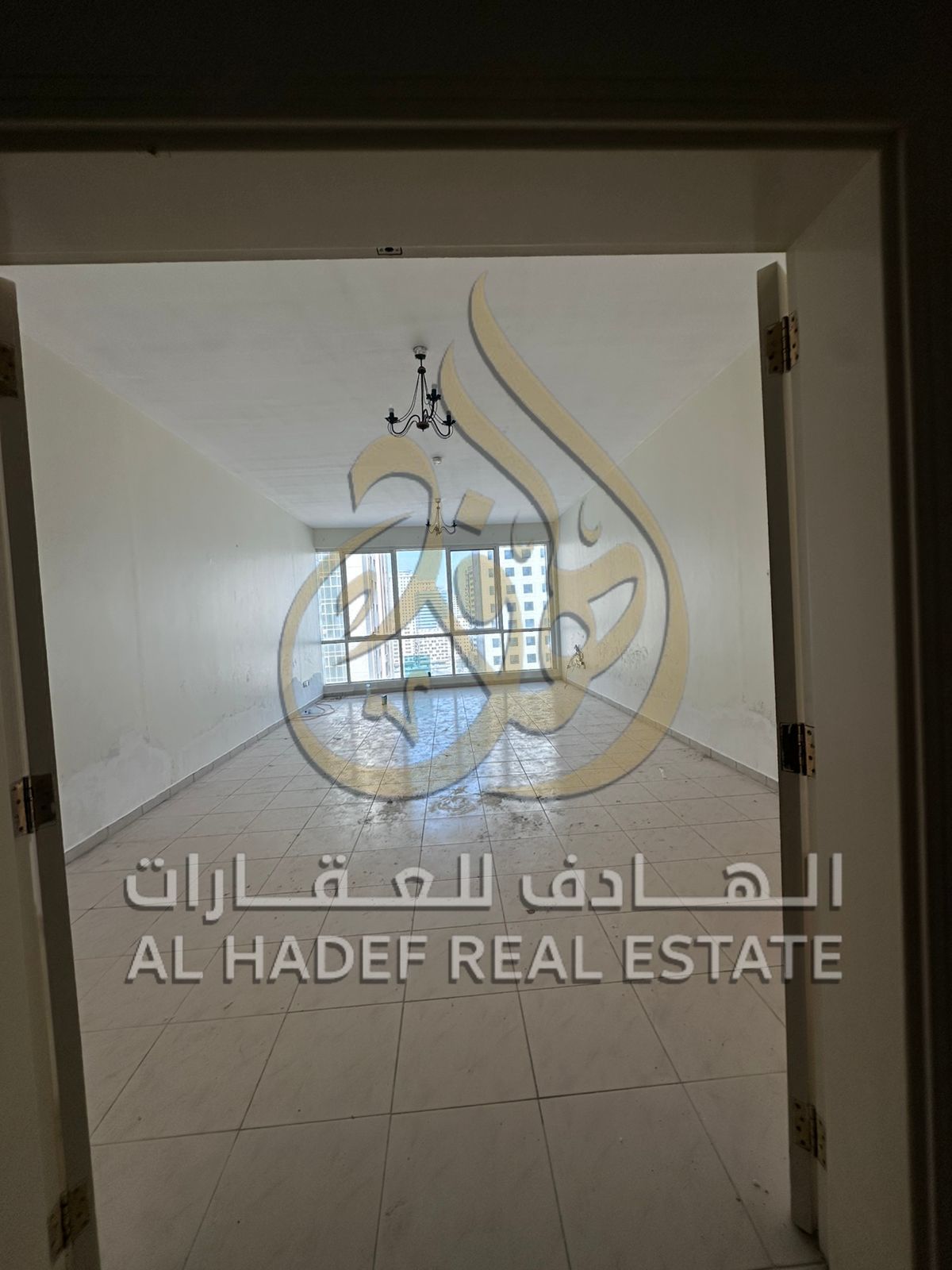 For rent in Al Taawun: 3-bedroom apartment with a living room and maid's room. Spacious layout. Free AC, free maintenance, 15 days free.