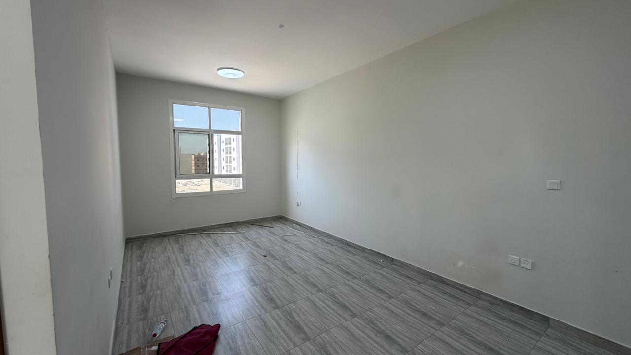 One bedroom and living room, 2 bathrooms, master bedroom. Annual rent. Excellent location on the Dubai exit.