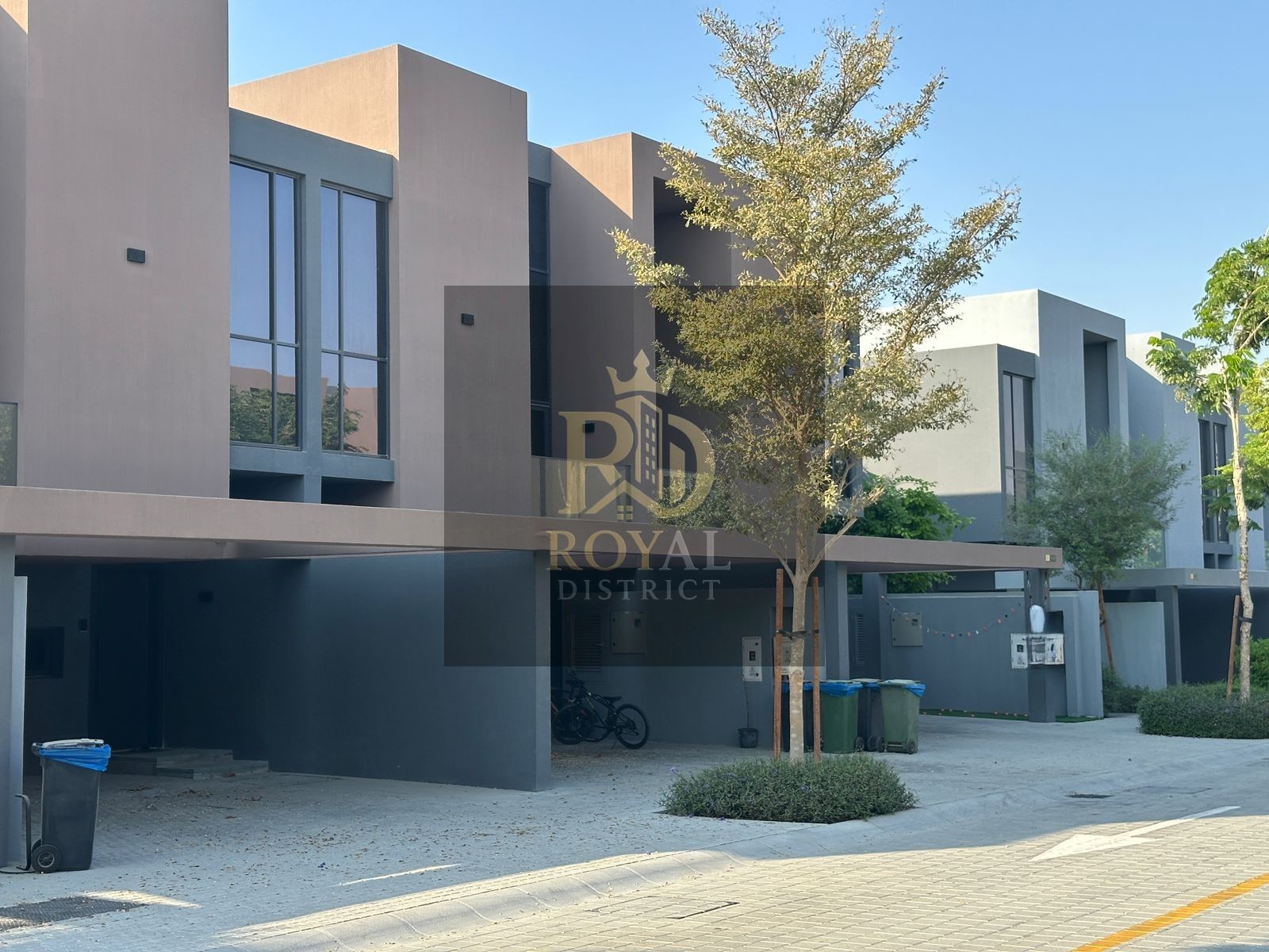 2-BR LUXURY TOWNHOUSE IN ROBINIA | EXCELLENT LOCATION | STYLISH LAYOUT | HIGHLY ATTRACTIVE PRICE
