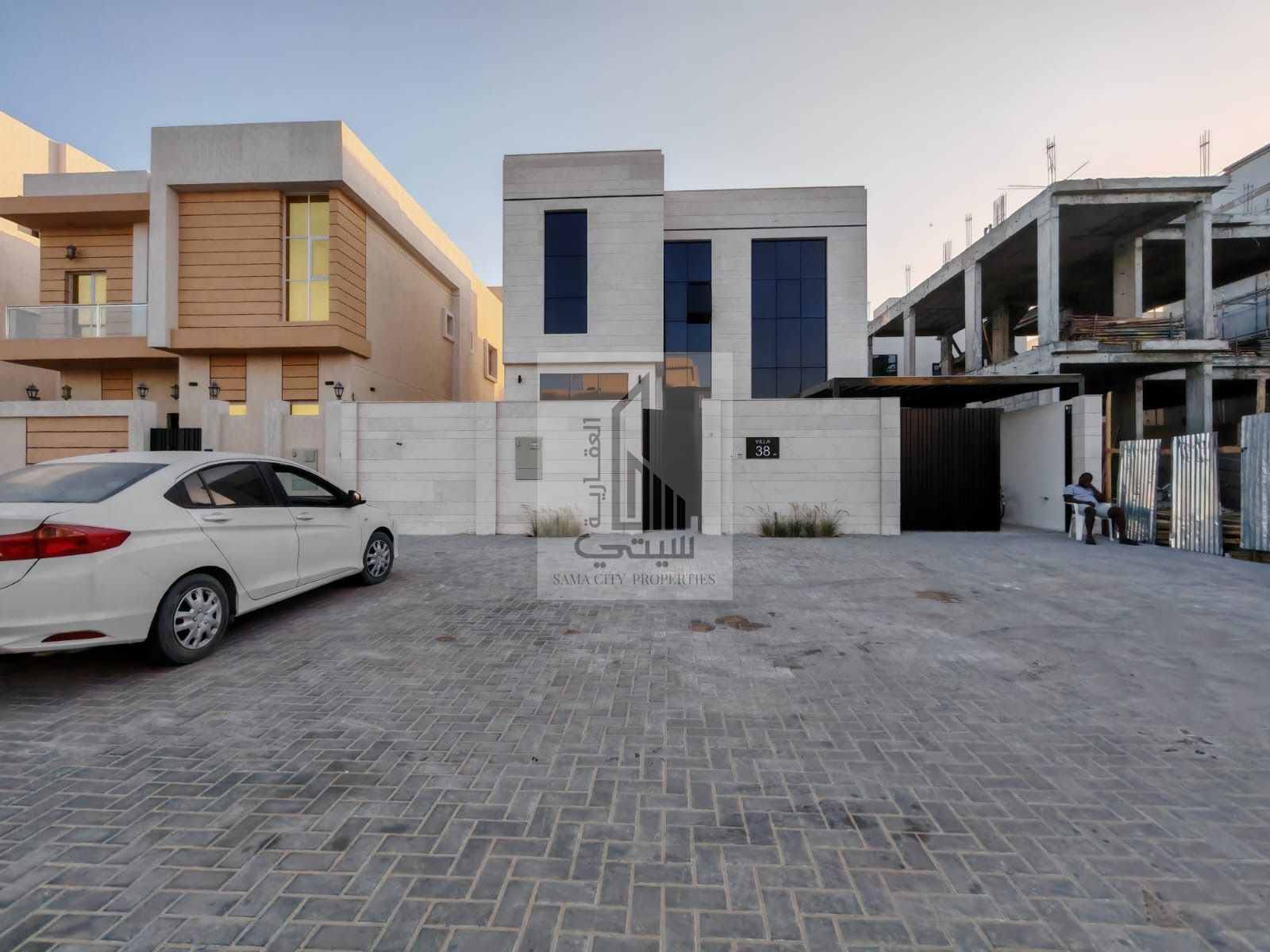 Freehold for all nationalities Luxury modern villa for sale Al Zahia - Ajman Land area 3014 sq m Built-up area 3200 sq m Consisting of: - 4 master bedrooms - Majlis (formal sitting room) - Living room - Main kitchen - Preparation kitchen - M
