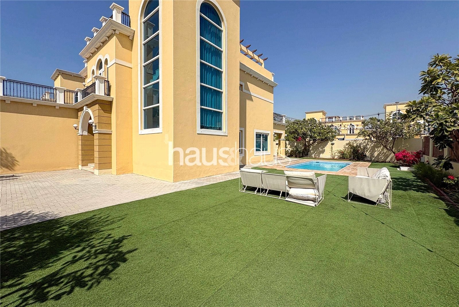 Vacant | Single Row | Large Corner Plot