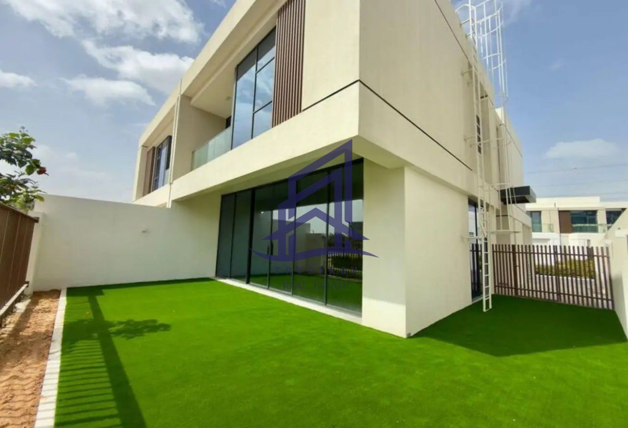Private & Bright 4BR | End Unit | Maple | Villa
