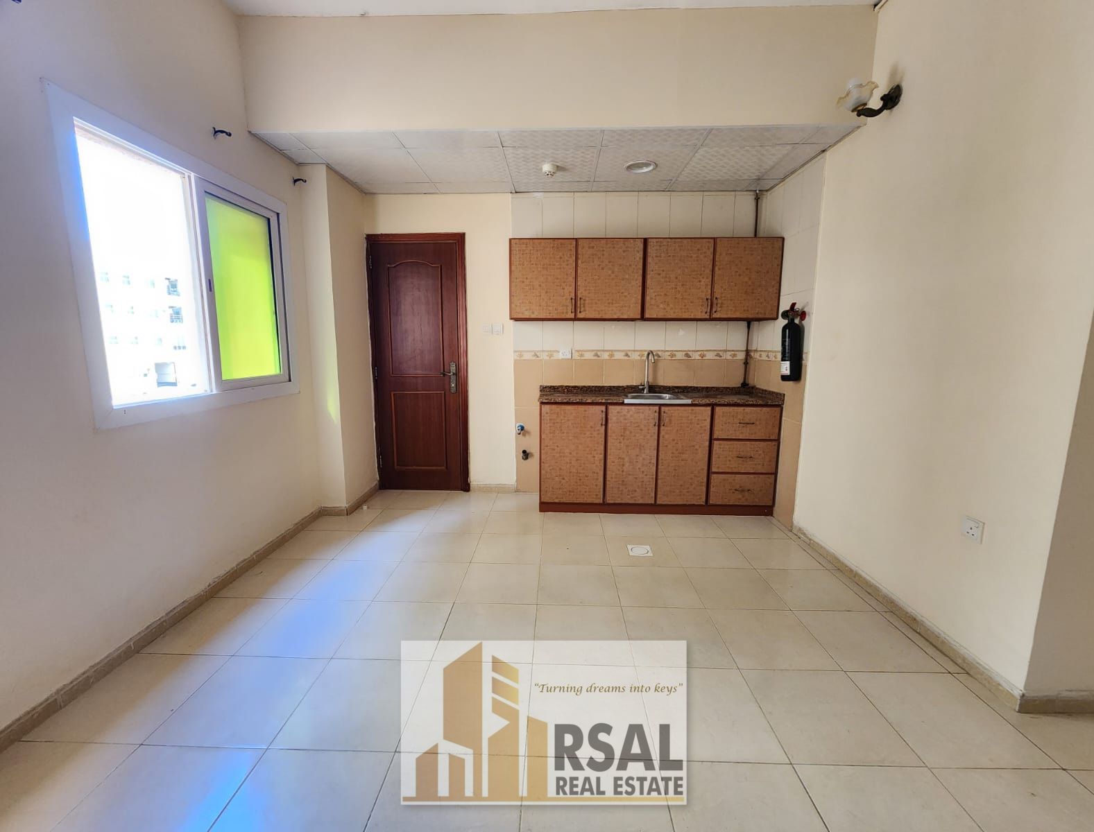 Lavish Studio/Open Kitchen/Family Building/Near Fakhar Pakistan Resturtant
