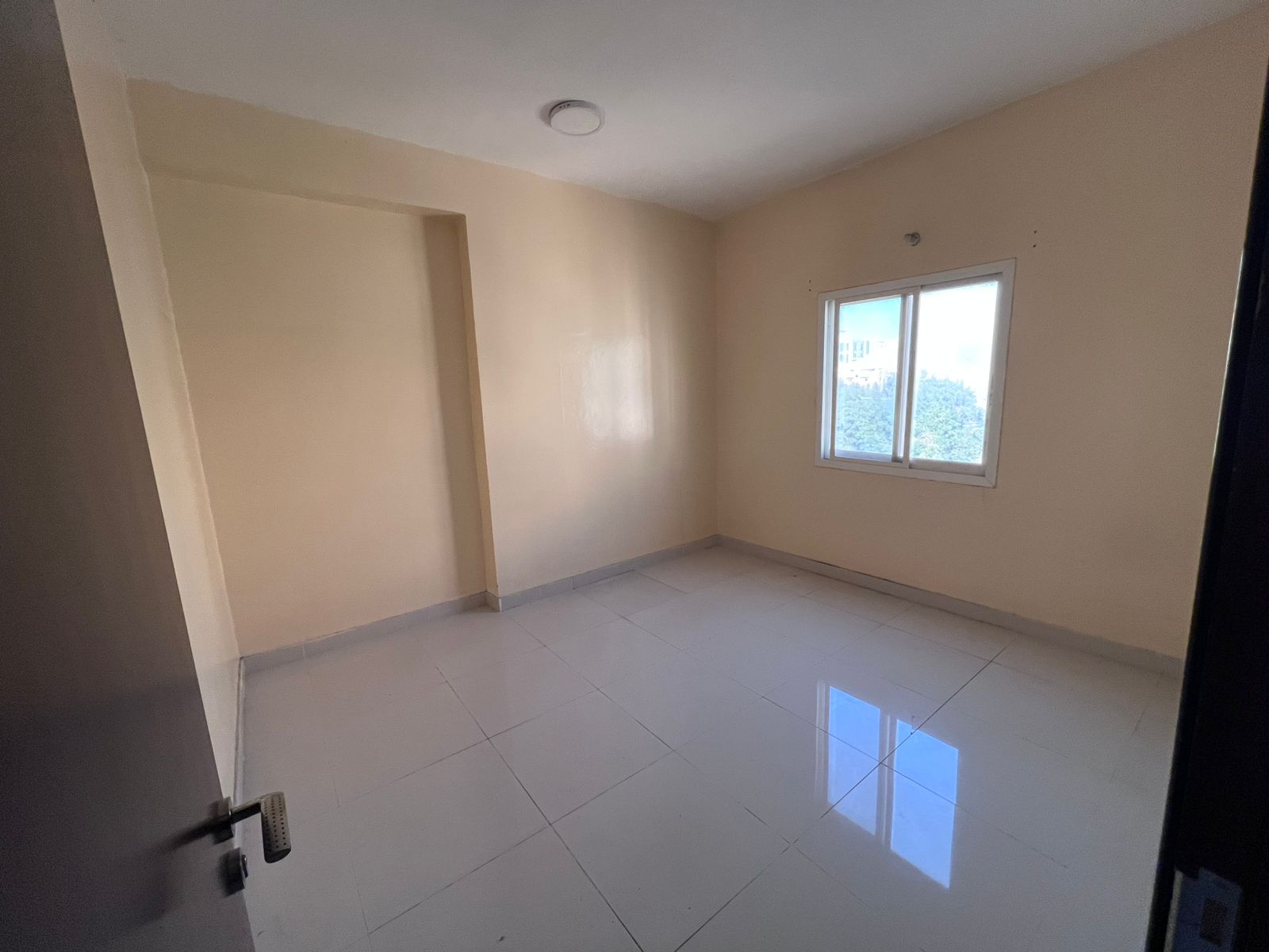 A great opportunity for annual rent in Al Nuaimiya, a one-bedroom apartment at an excellent price and in a vibrant location next to Afghan Kebab and K