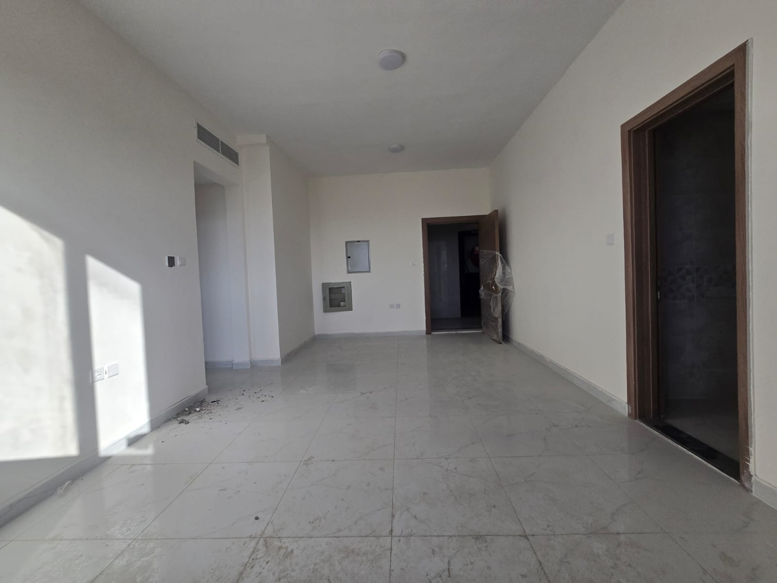 A golden opportunity to live in a brand new apartment, the first occupier, in the Al Alia area. A quiet and distinguished location behind Al Bait Al M