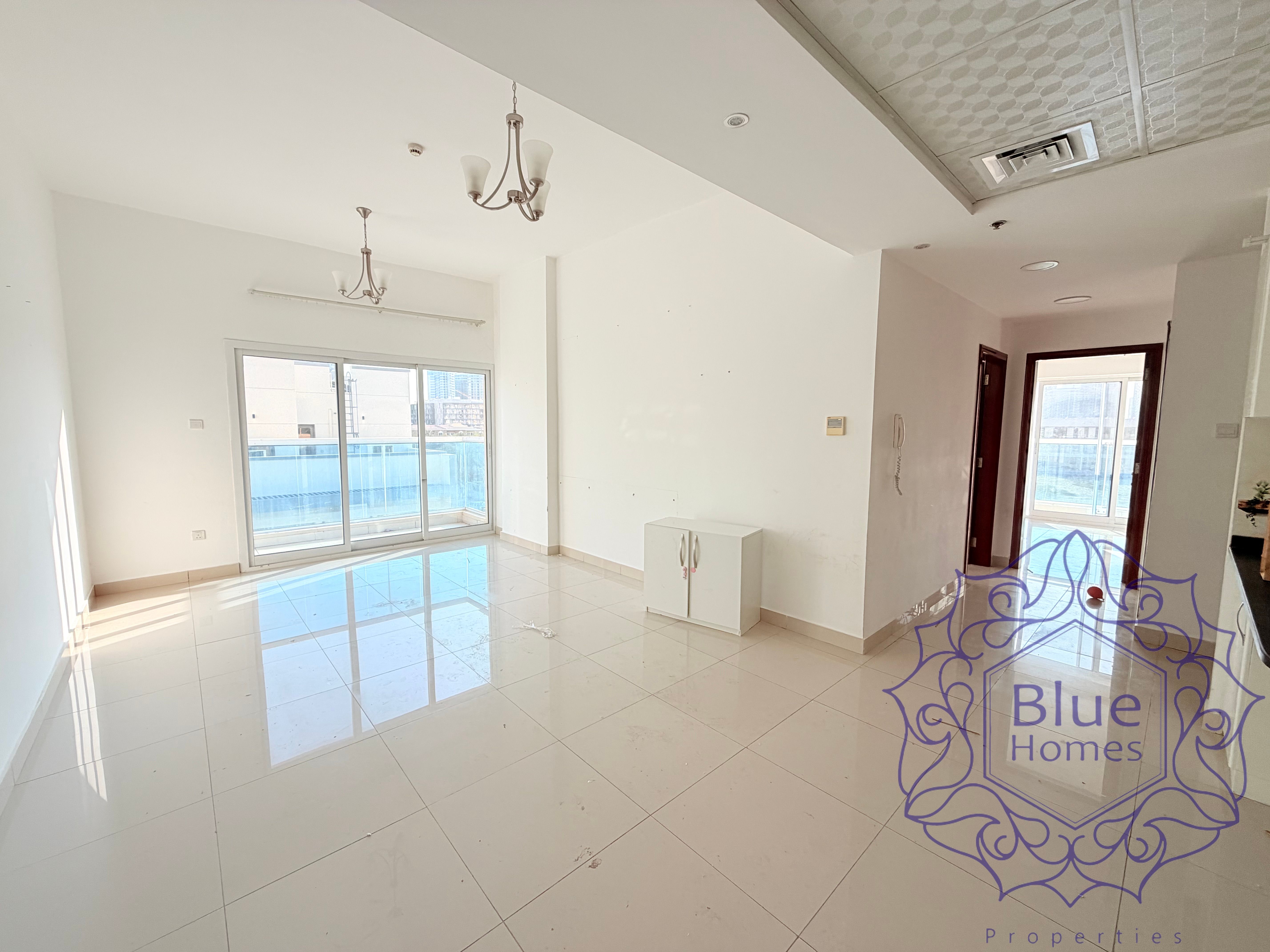 Prime location // corner unit // prise negotiable