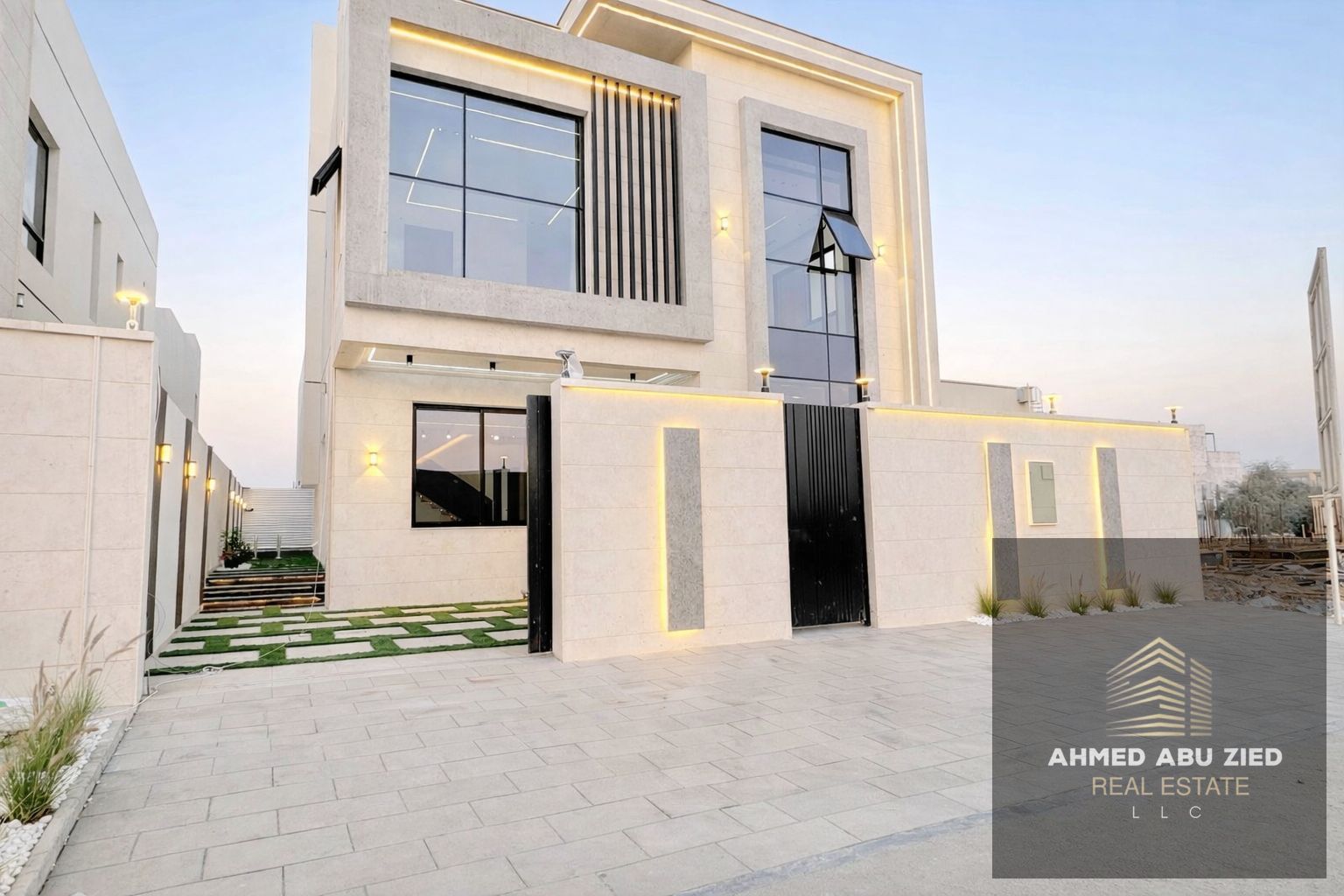 The most elegant and beautiful townhouse, spacious family room, fully equipped kitchen, central air conditioning, private pool, open view, large areas