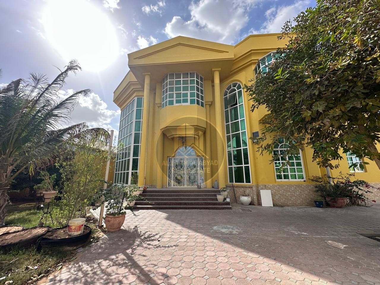 Villa for sale in Muwafjah, Sharjah A unique opportunity to own a spacious villa on a main road in a quiet and prime location.