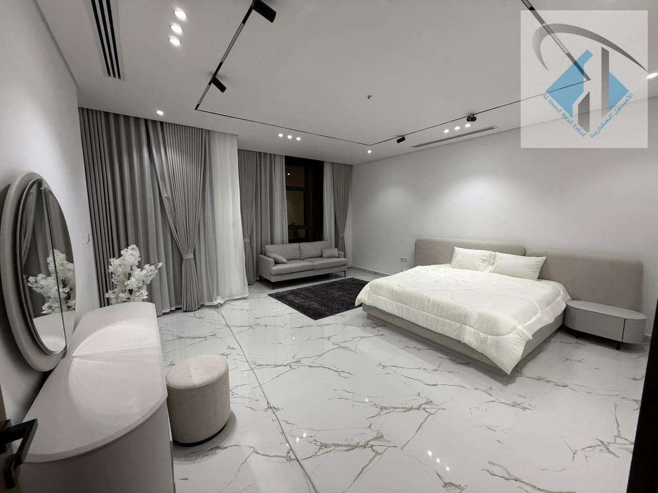 5-bedroom villa is for sale at a great price and in a prime location. It comes fully furnished, includes all fees, has no service charges,