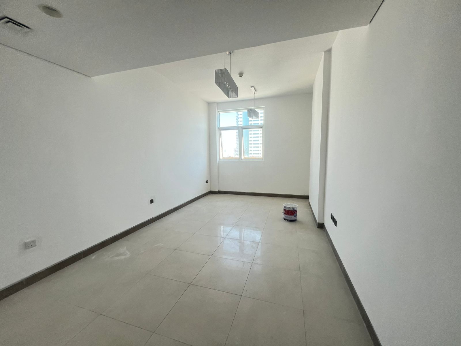 Second-tenant tower | Parking, gym & swimming pool | Master bedrooms with built-in wardrobes | Free maintenance by the landlord | Close to King Faisal