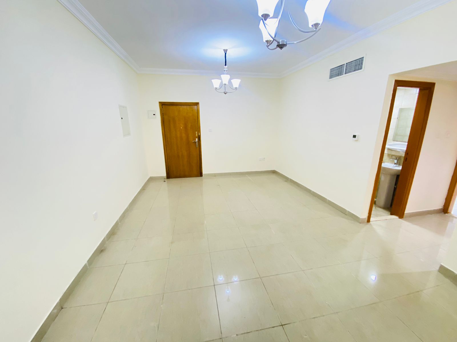 Luxury 2bhk with balcony rent 50k 4cheque payment front of Sahara Center for family