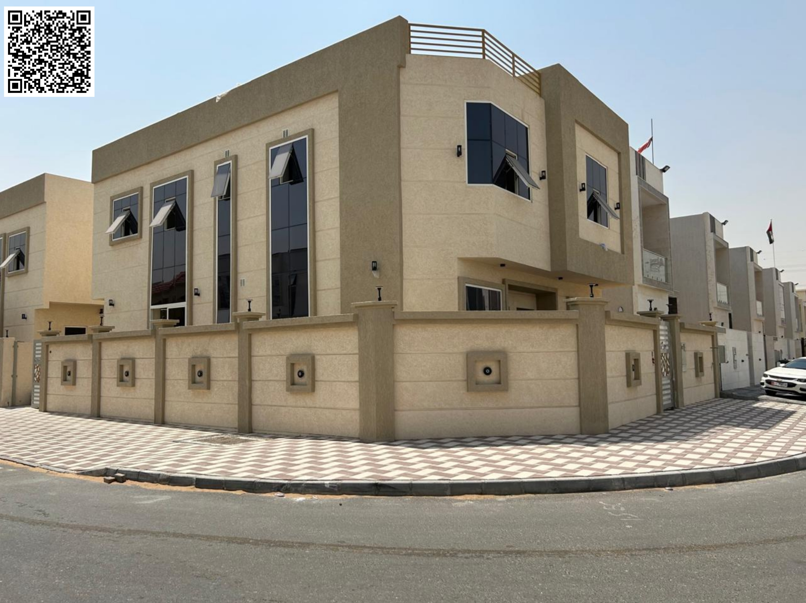Villa for sale at an attractive price, near the mosque, including electricity, water, and air conditioning. Freehold ownership for all nationalities.