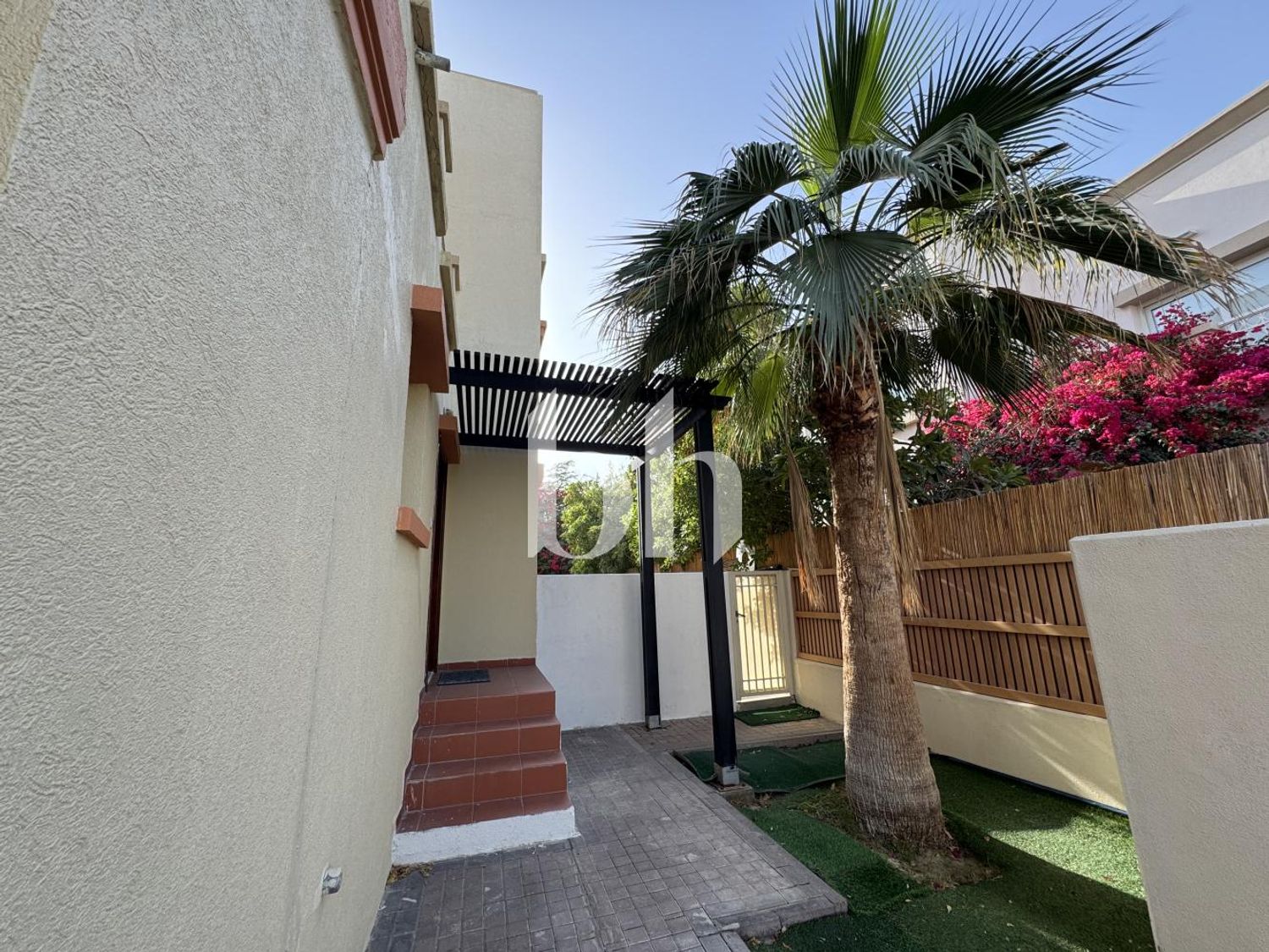 Landscaped | Single Row | End Unit | Ready To View